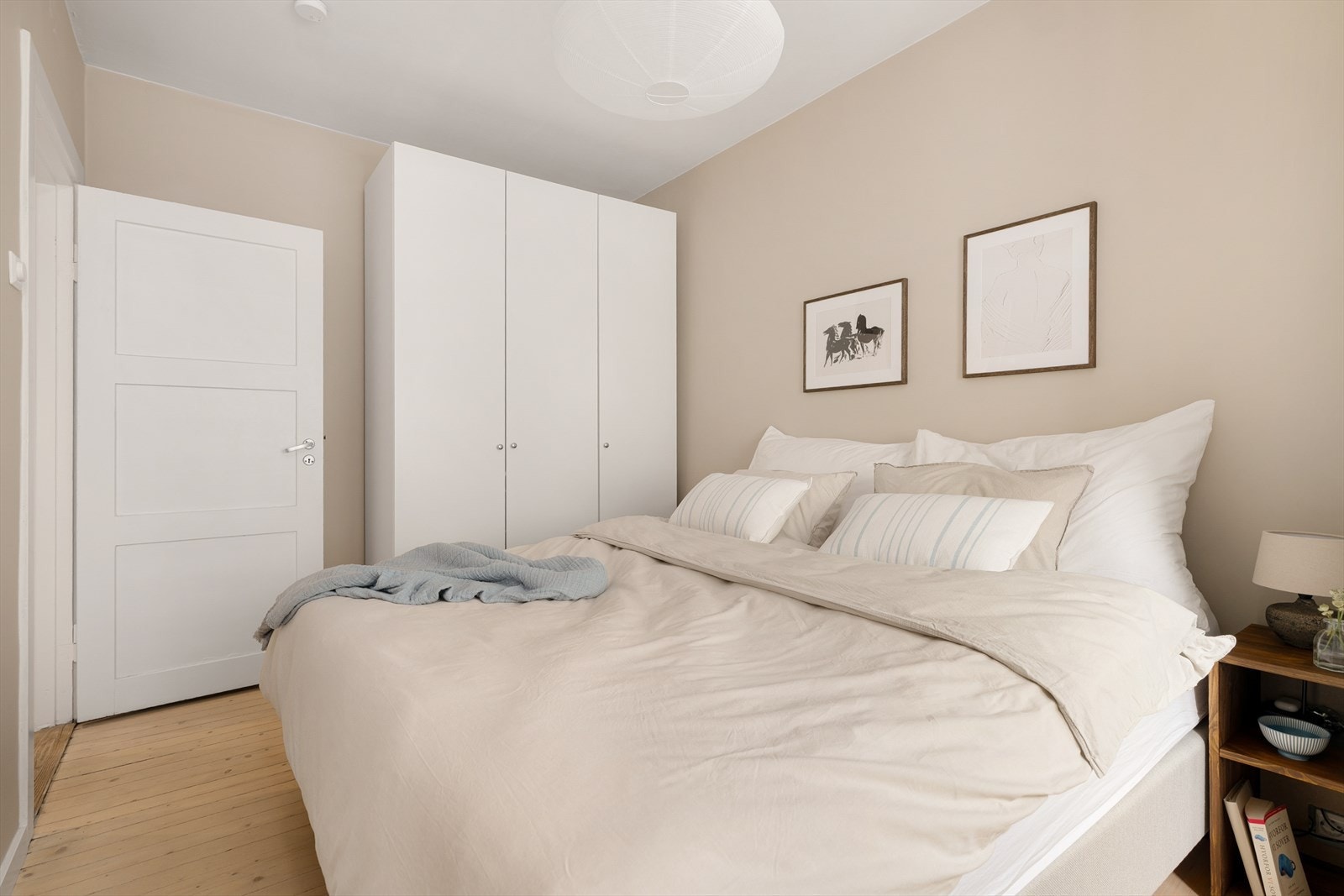 Boligen disponerer en bod i kjeller på ca. 5 kvm i tillegg til 2 soverom med gode garderobe- og oppbevaringsmuligheter. Galleribilde