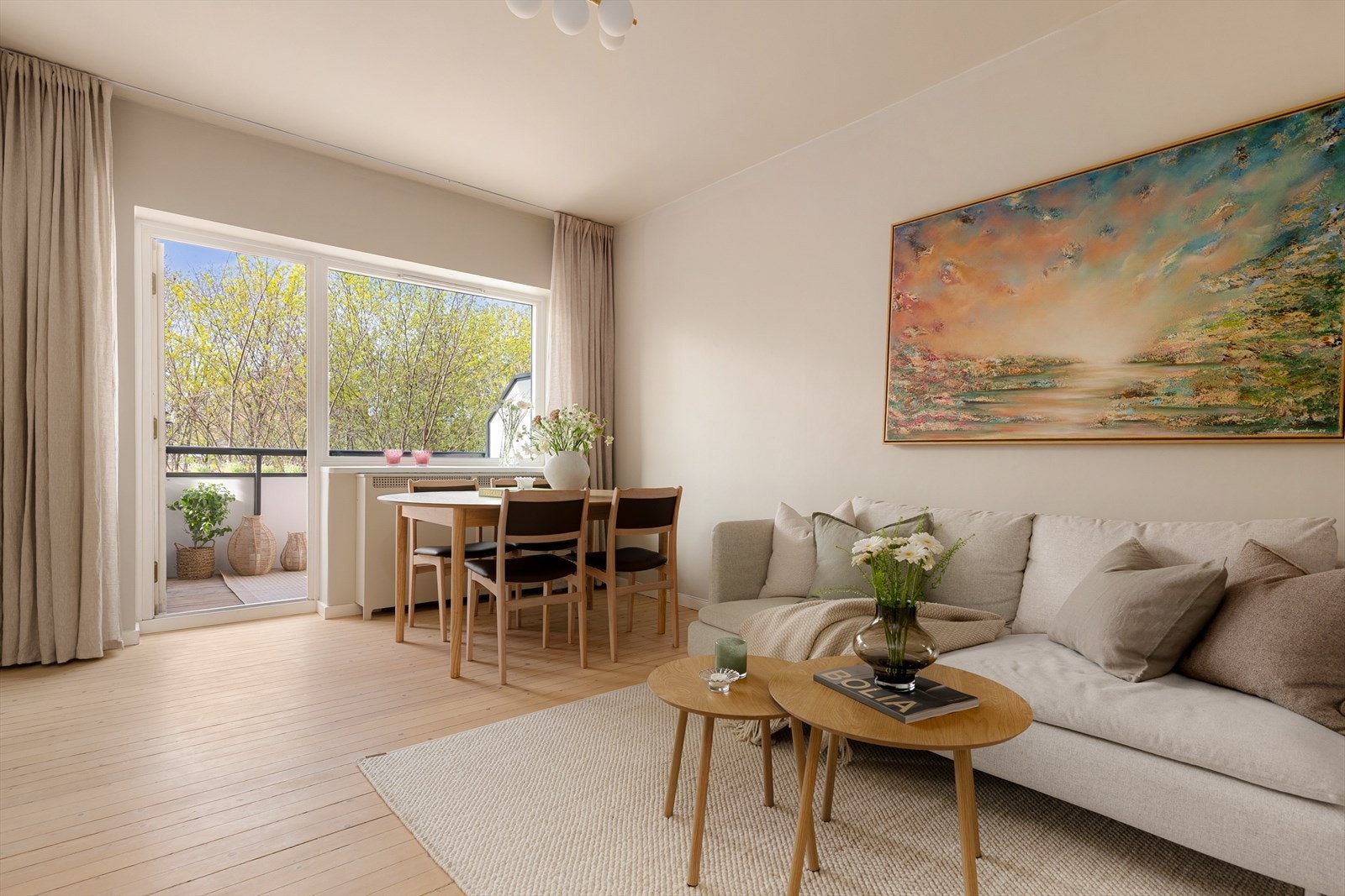 Det er god plass til spisebord med illeggplater for å samle venner og familie til hyggelige sammenkomster. Galleribilde