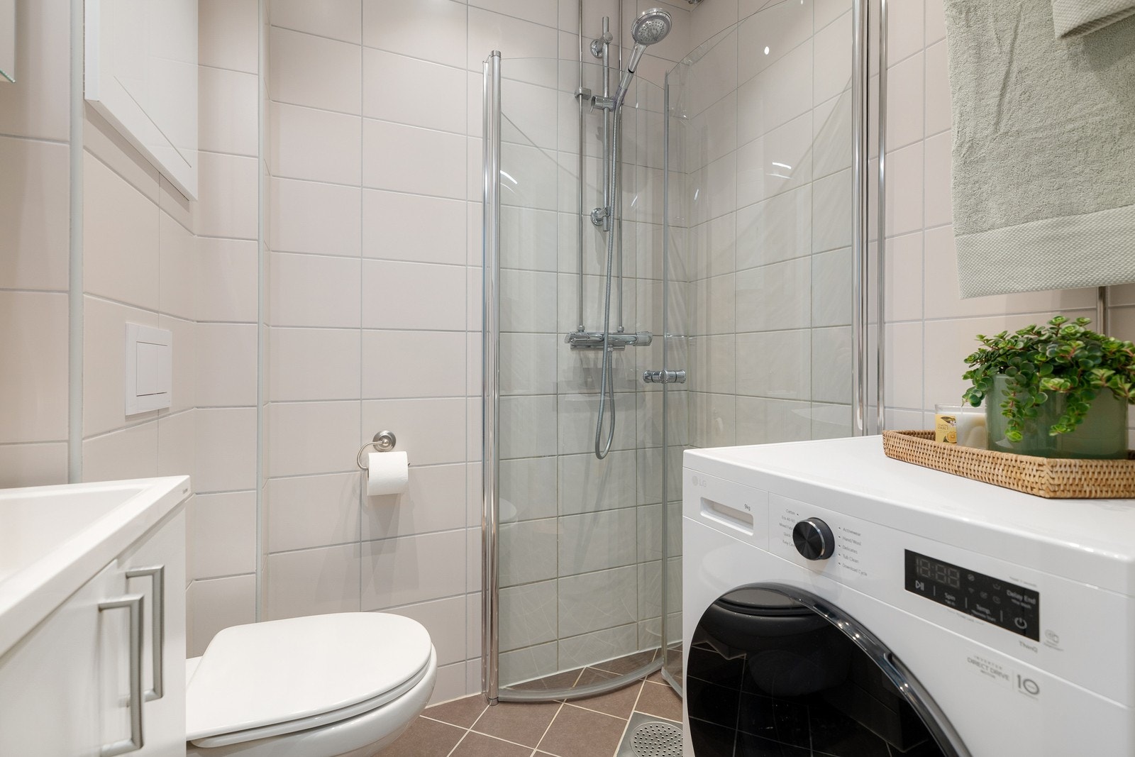 Badet er helfliset og fremstår som moderne og velholdt etter rehabilitering i regi av borettslaget i 2019. Galleribilde