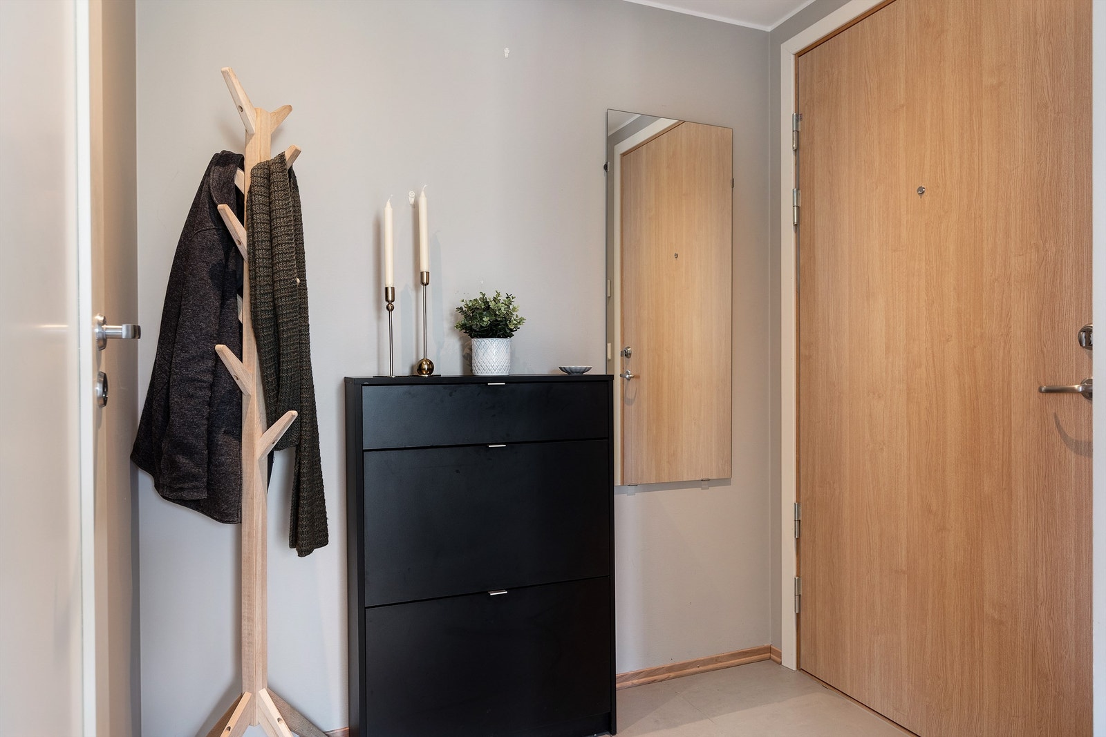 Entré med plass til møblement for oppbevaring av sko og yttertøy. Galleribilde