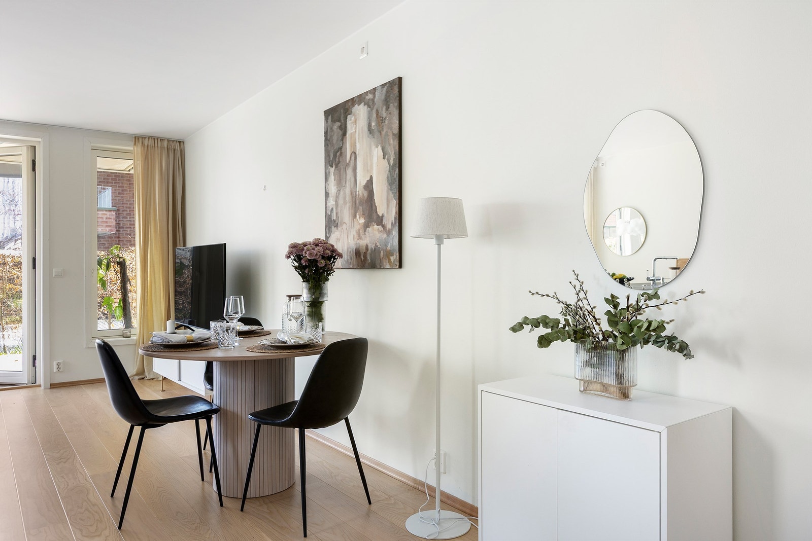 Leilighetene har en god planløsning med åpen løsning mellom stue og kjøkken. Galleribilde
