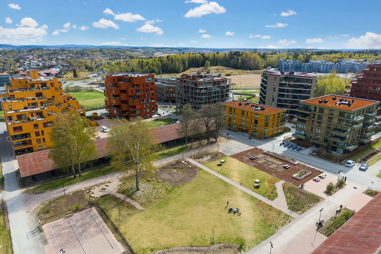 Magasinparken består av boligblokker med moderne arkitektur og opparbeidede fellesområder. Galleribilde