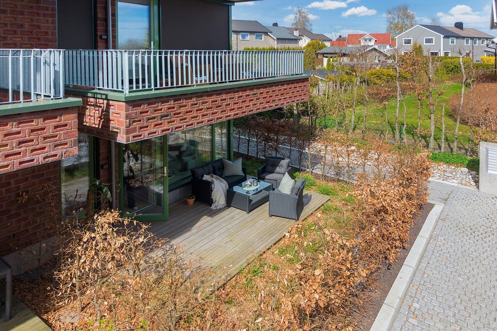 Hyggelig sydøst-vendt markterrasse på ca. 12 kvm. Galleribilde