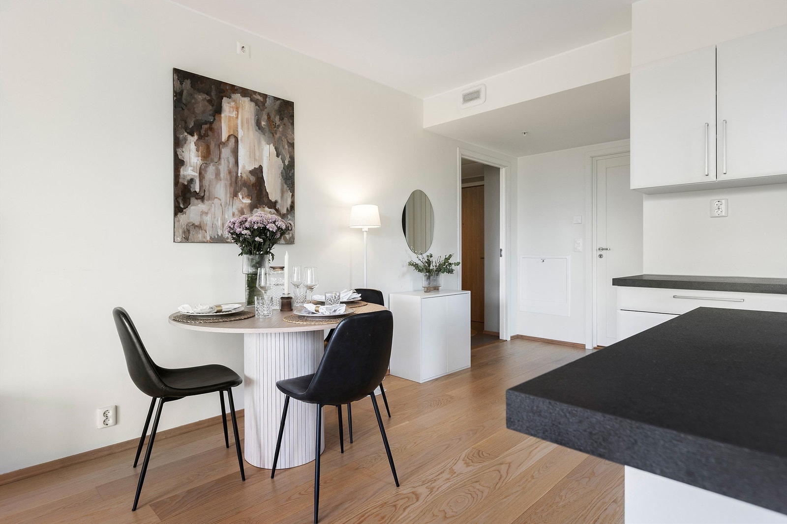 Leiligheten fremstår moderne med slette overflater og listefrie overganger. Galleribilde