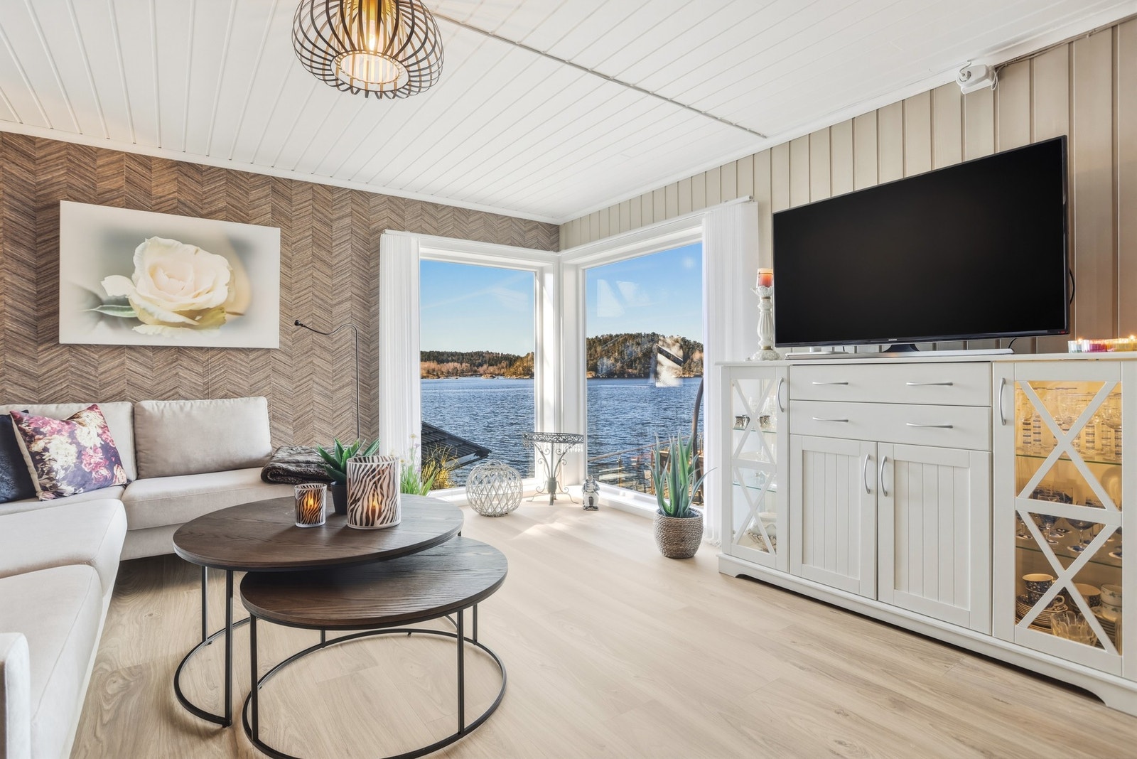 Hyggelig stue med flott utsikt mot sjøen. Galleribilde
