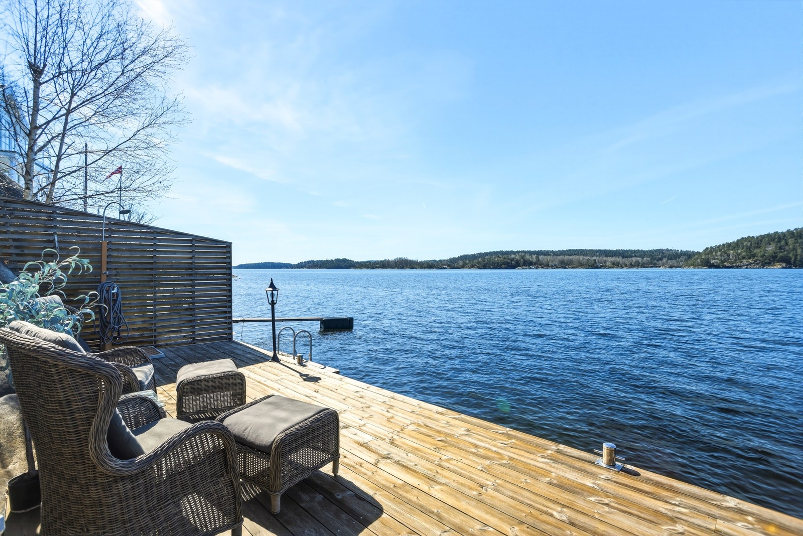 Hytta byr på bl.a. dypvannsbrygge, terrasser på flere nivåer og fantastiske solforhold. Galleribilde