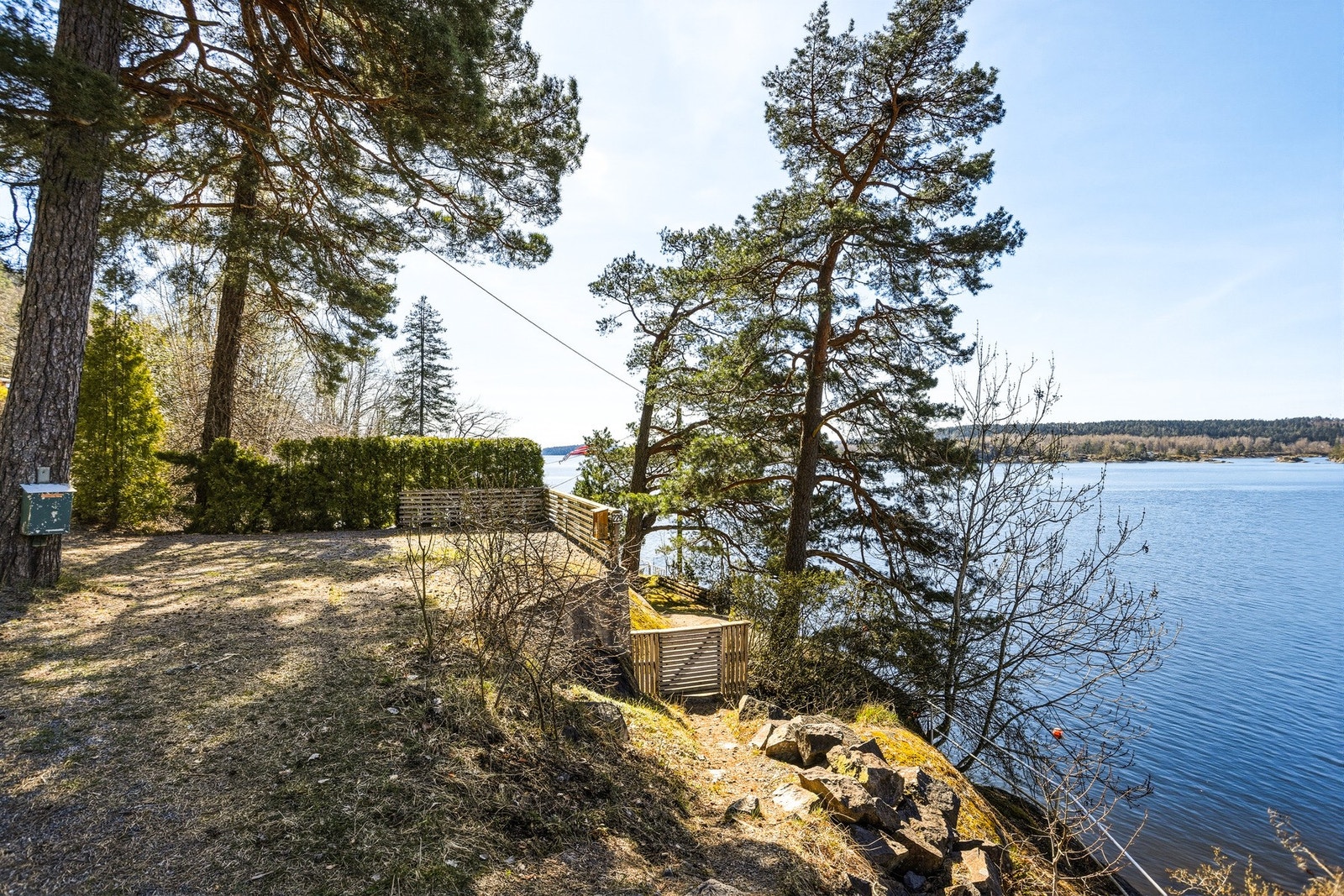 Parkeringsplass med plass til opptil 3 biler. Galleribilde