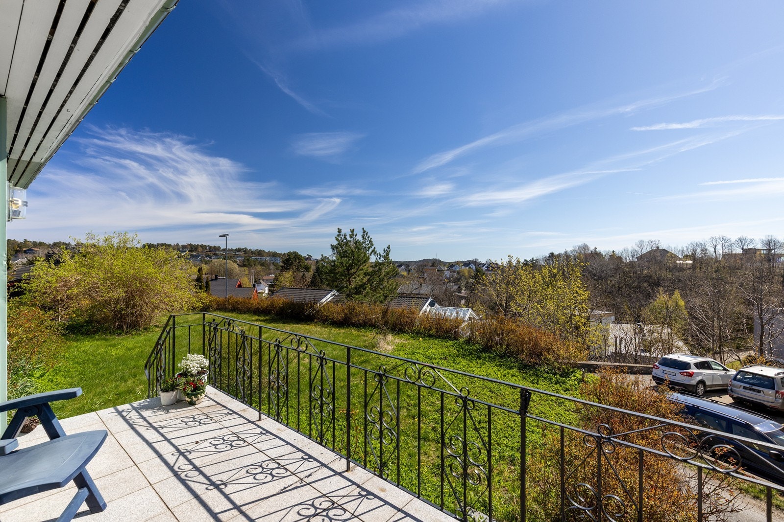 Fra stuen er det adkomst til flott terrasse som videre har trapp til hagen Galleribilde