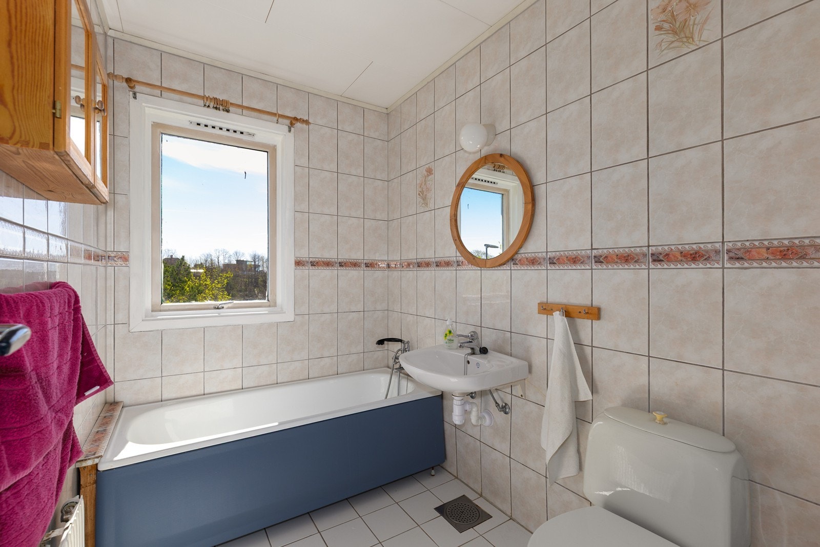 Flislagt bad med badekar Galleribilde