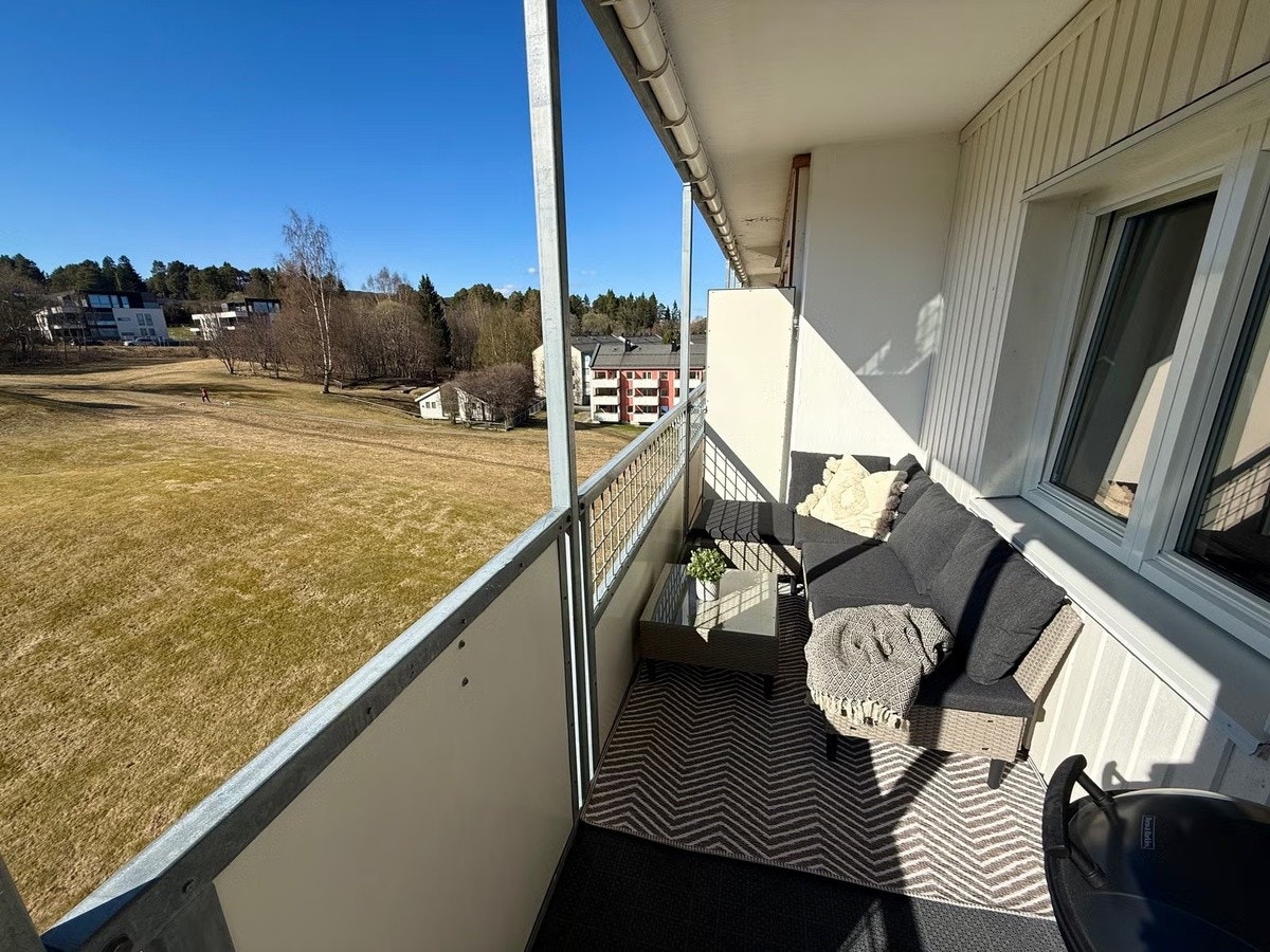 Balkong med hagemøbler, totalt 11 kvm med utsikt mot rolig fellesområde Galleribilde