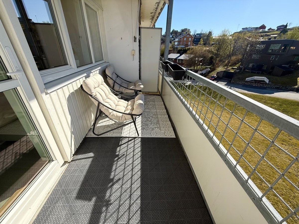 Balkong med hagemøbler, totalt 11 kvm med utsikt mot rolig fellesområde Galleribilde