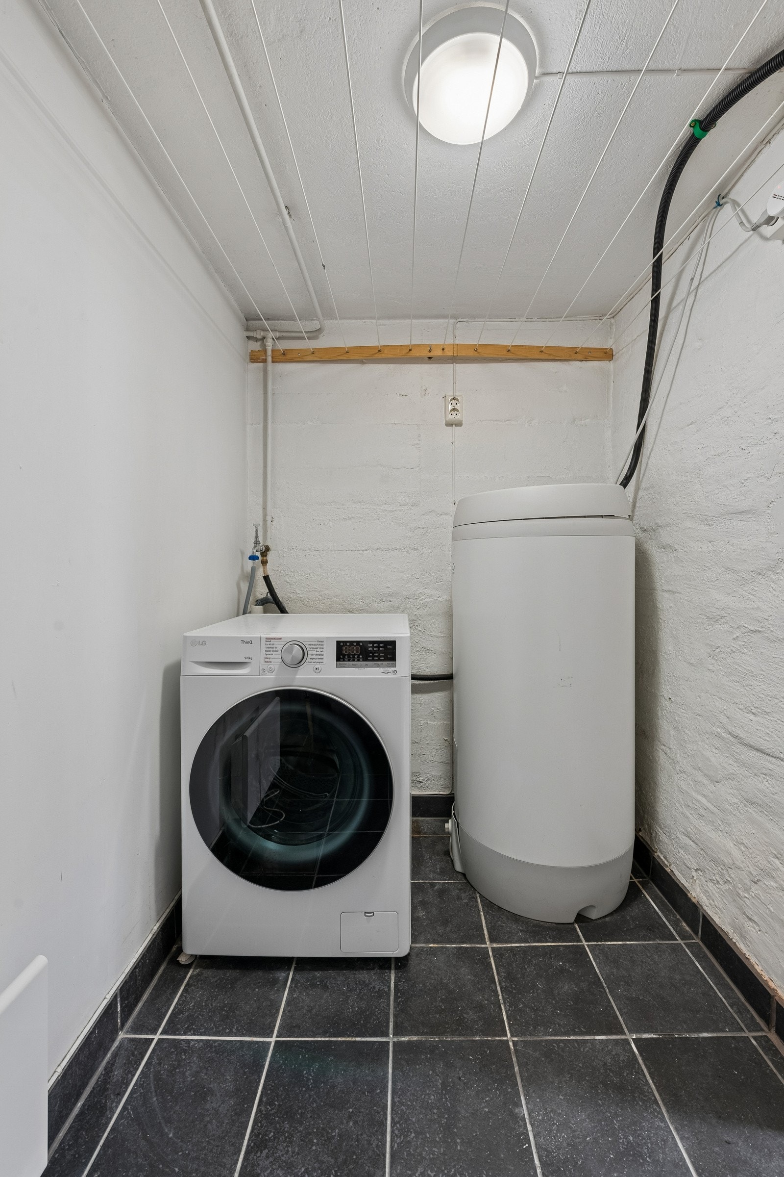 Innredet for vaskerom i kjeller med opplegg for vaskemaskin. Varmtvannsbereder på 200 liter fra 2012. Galleribilde