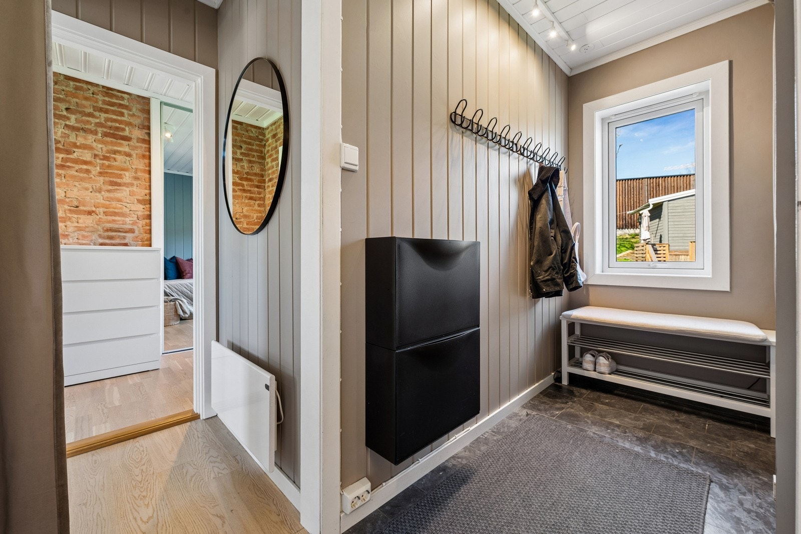 Fra entreen har du trapp opp til loftet, en god og praktisk løsning. Galleribilde