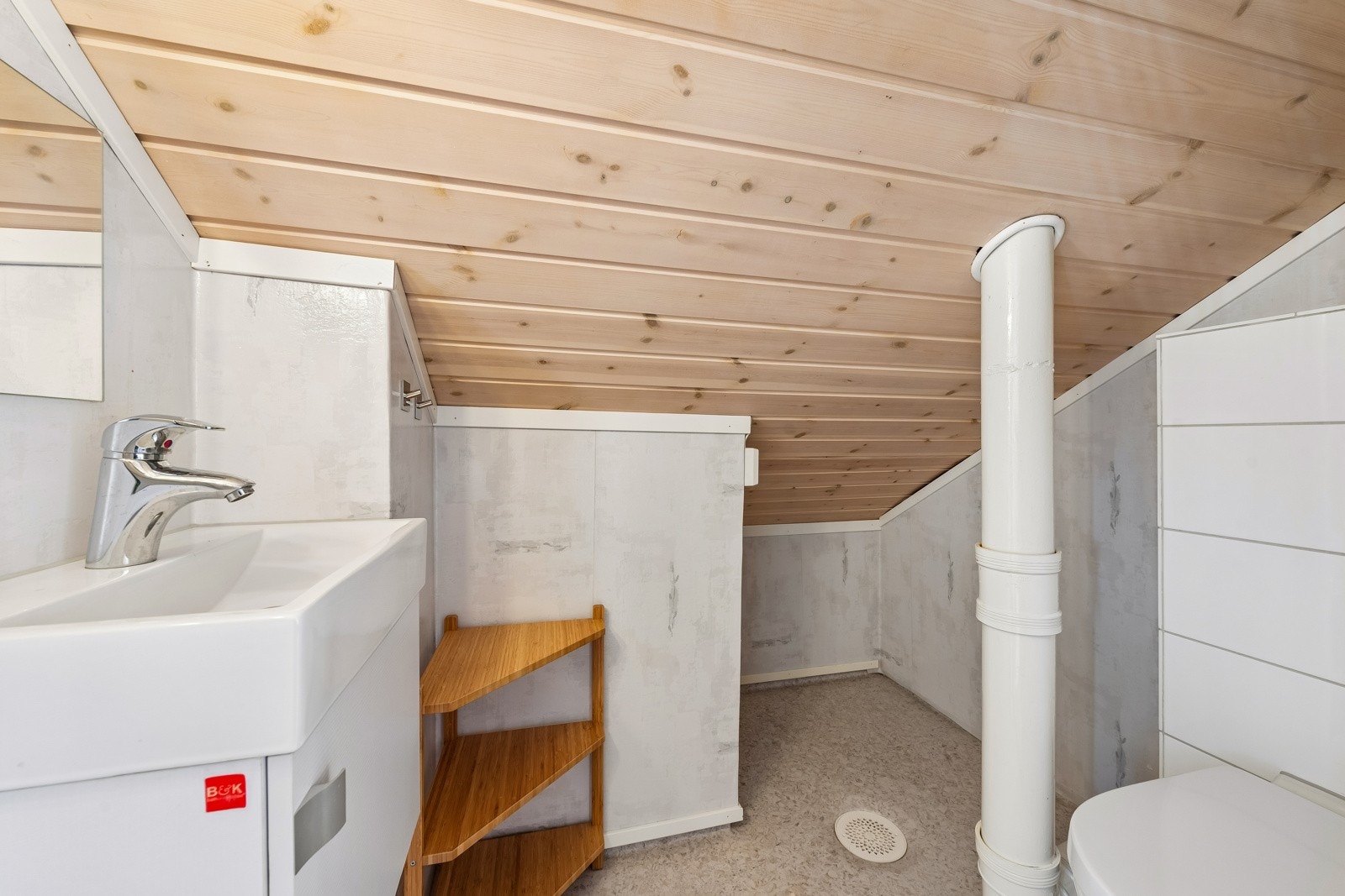 Sjelden og veldig praktisk med ekstra toalett med håndvask på loftet. Galleribilde