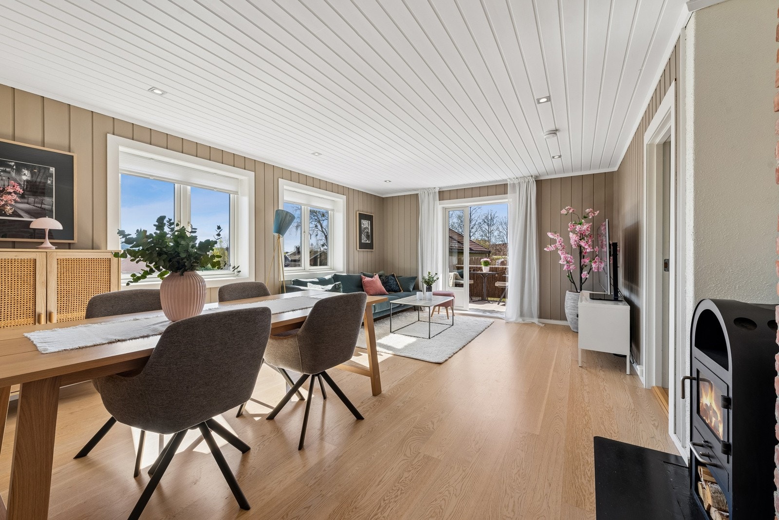 Stue med praktisk vedovn. Rundt bordet har du god plass til å samle venner og familie ved hyggelige anledninger. Galleribilde