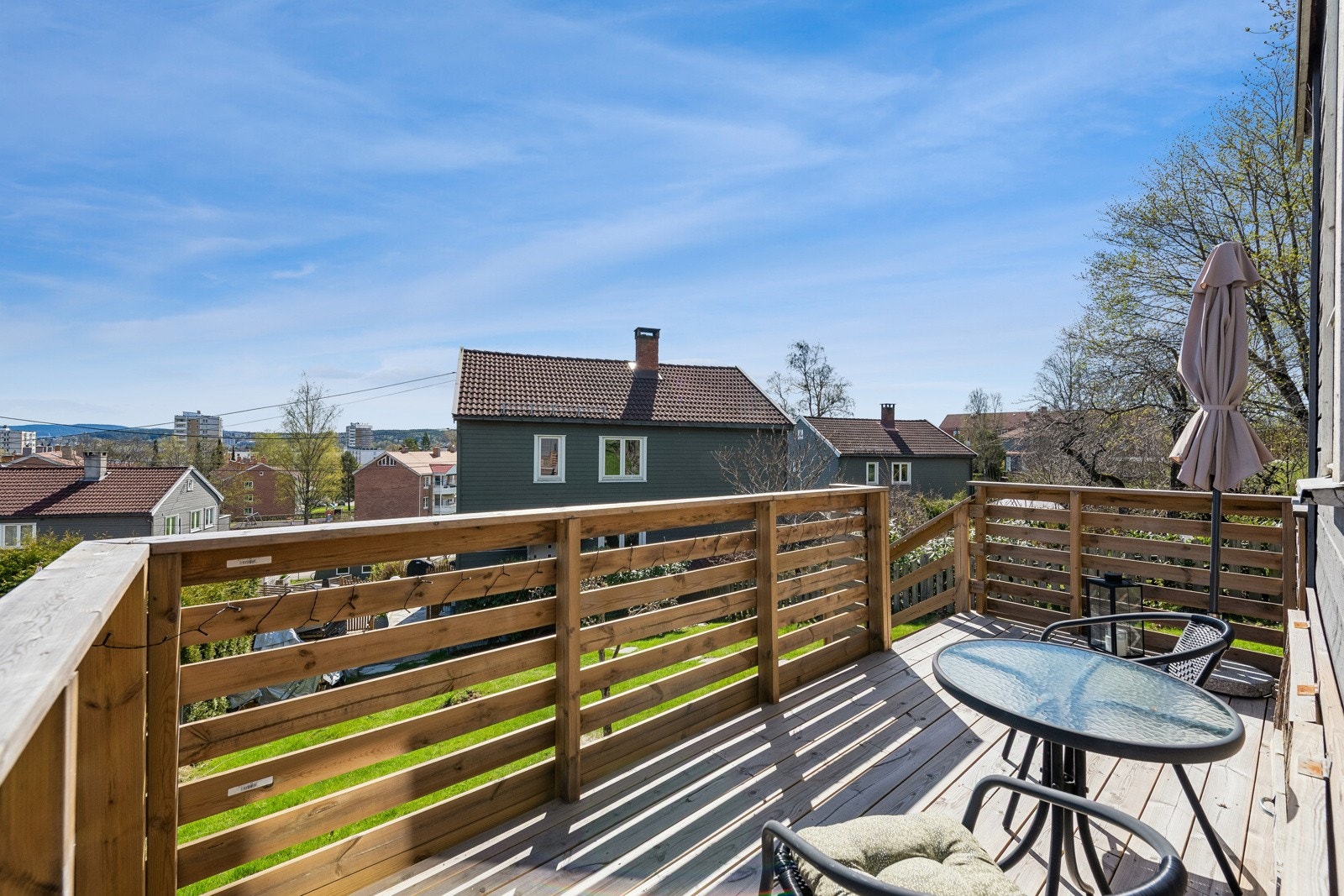 Terrasse på hagestuen, her kan du sitte å nyte utsikten over egen hage. Galleribilde