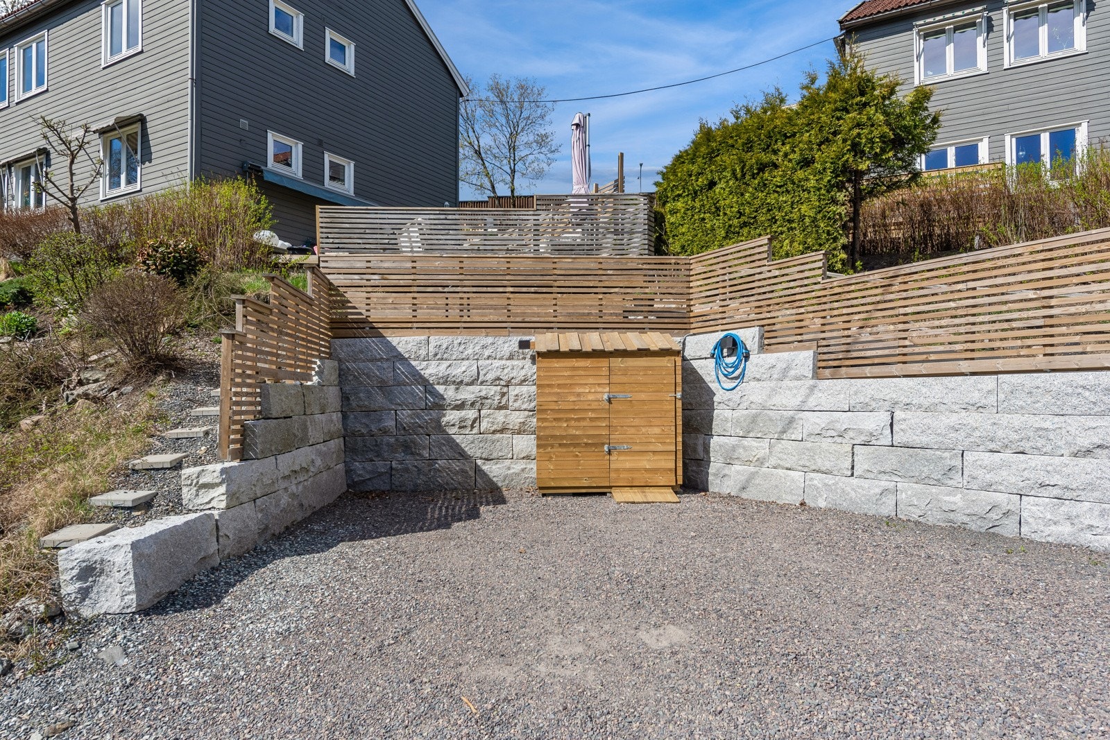 2 parkeringsplasser er opparbeidet på tomten og følger huset. Det er innstallert elbillader. Galleribilde