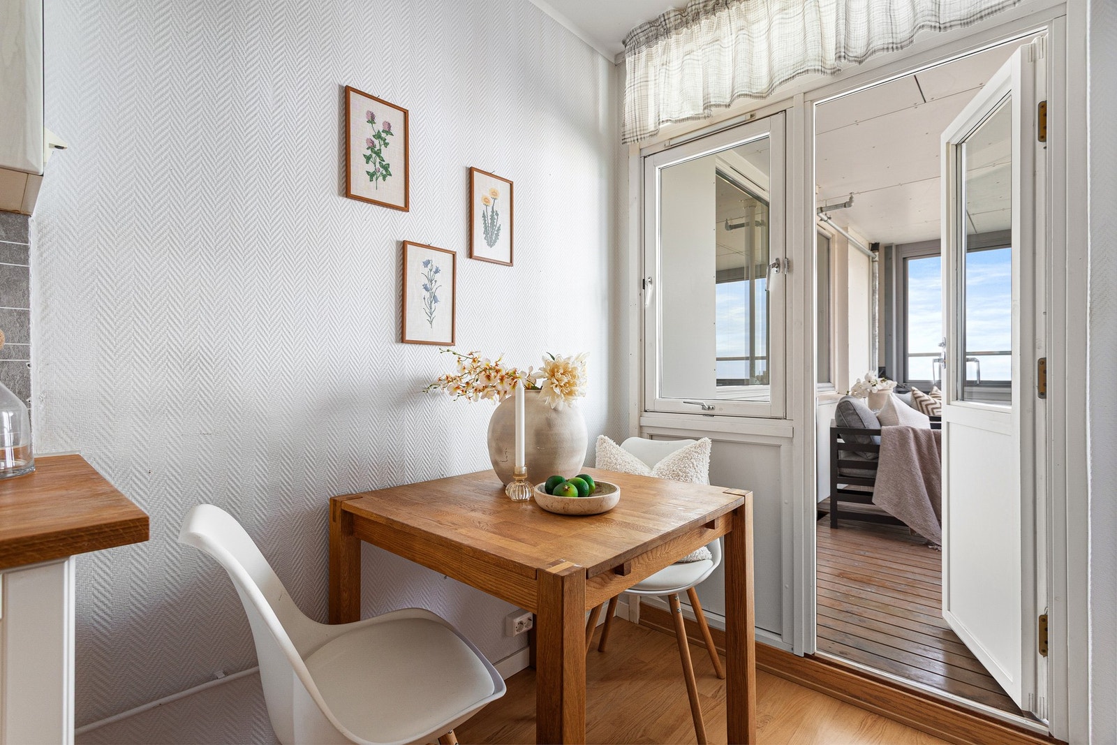 Det er plass til et koselig frokostbord på kjøkken, i tillegg til spisestue. Galleribilde