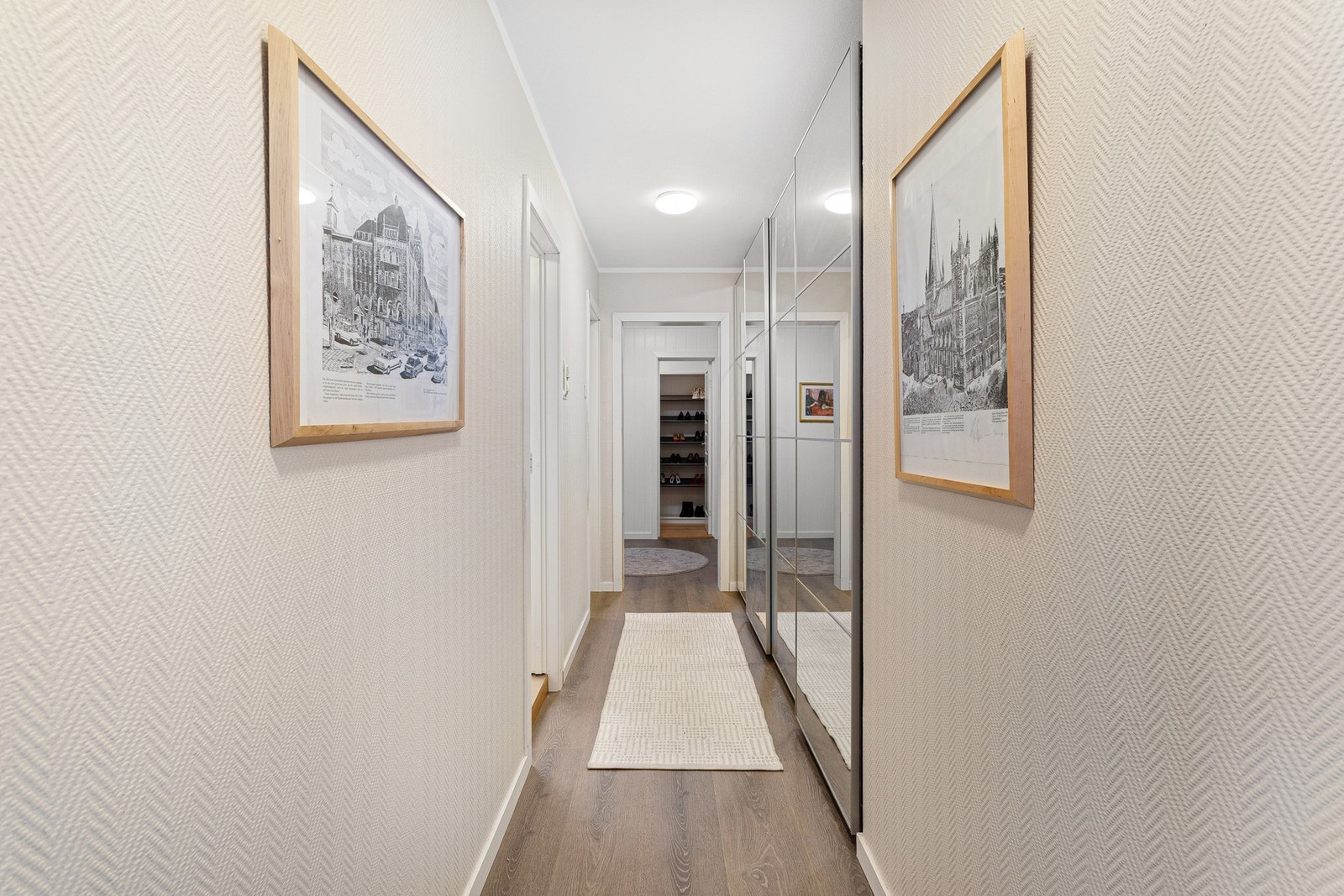 Lys og romslig gang på 8,1 m². Stor skyvedørsgarderobe. Galleribilde