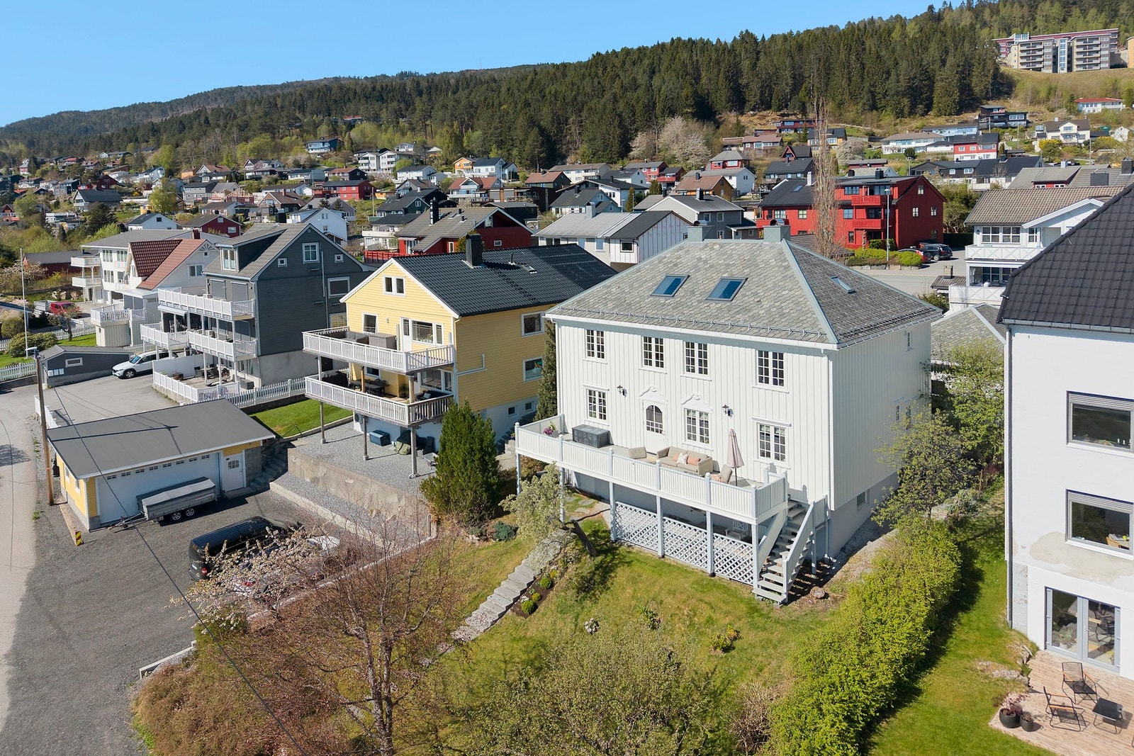Eiendommen har flott hage som grenser til blindveien Furulundbakken. Galleribilde