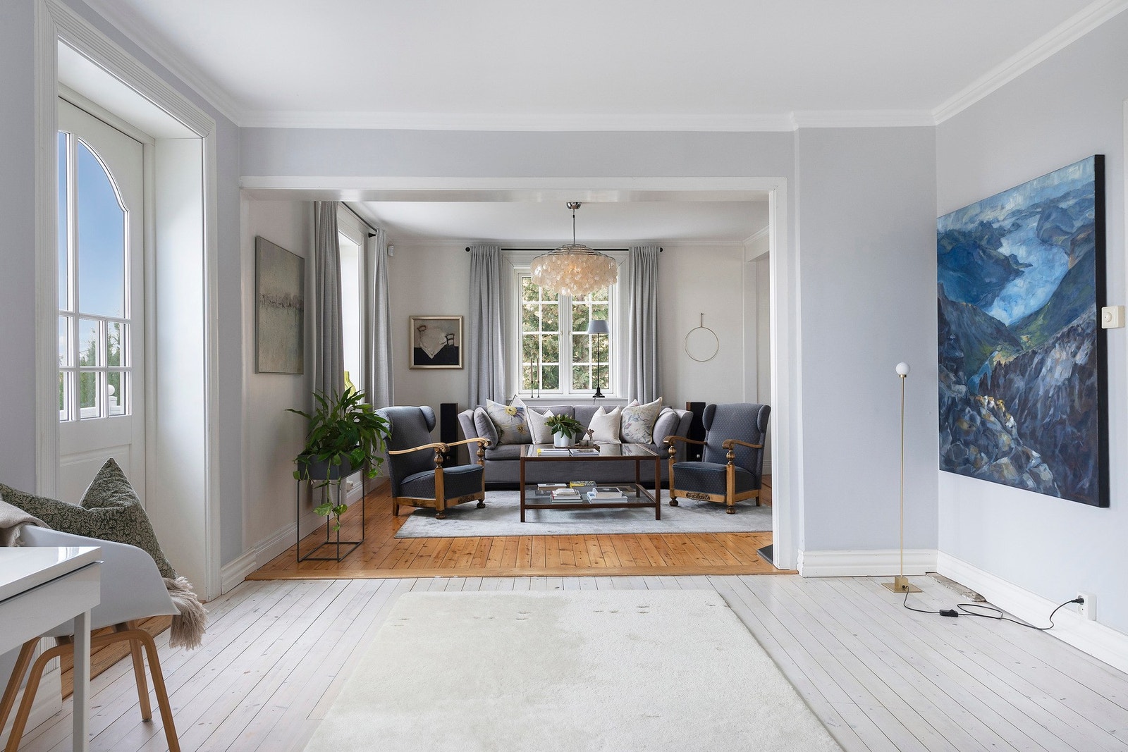 Velkommen inn! Den ekstra gode takhøyde karakteriserer 1. og 2. etasje. Galleribilde