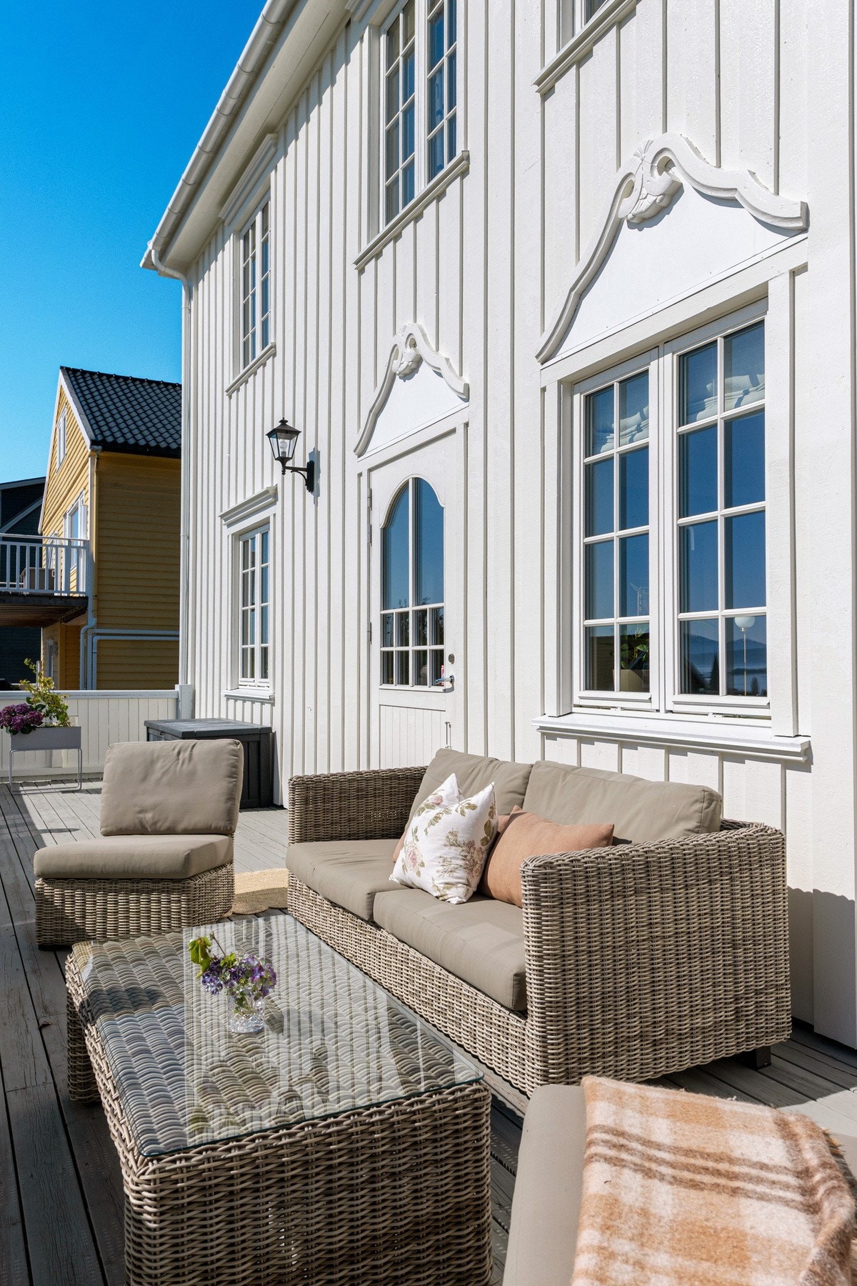 Boligen er utsmykket med flotte ornament over vinduene. Galleribilde