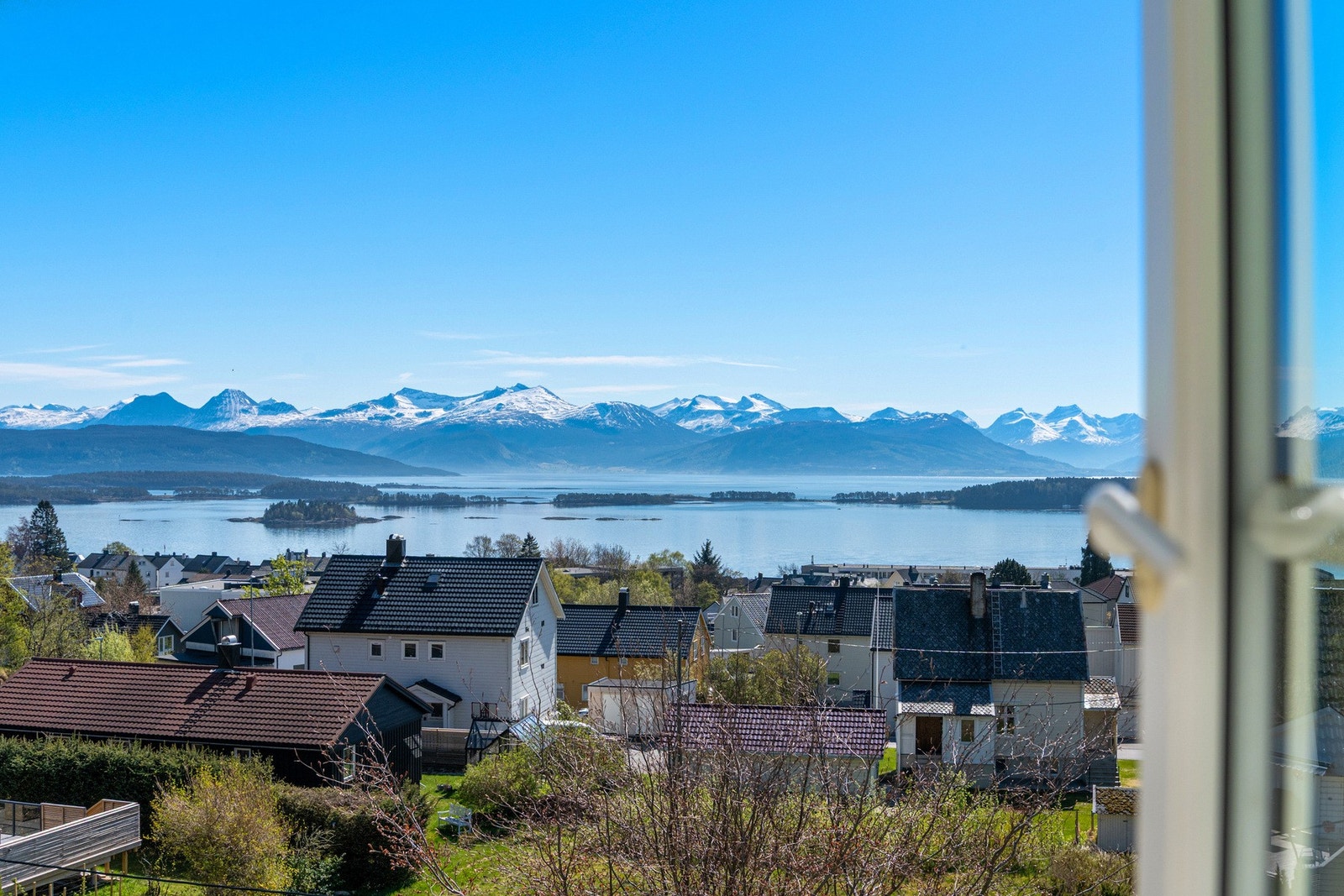 Denne utsikten kan man våkne opp til fra hovedsoverommet. Galleribilde