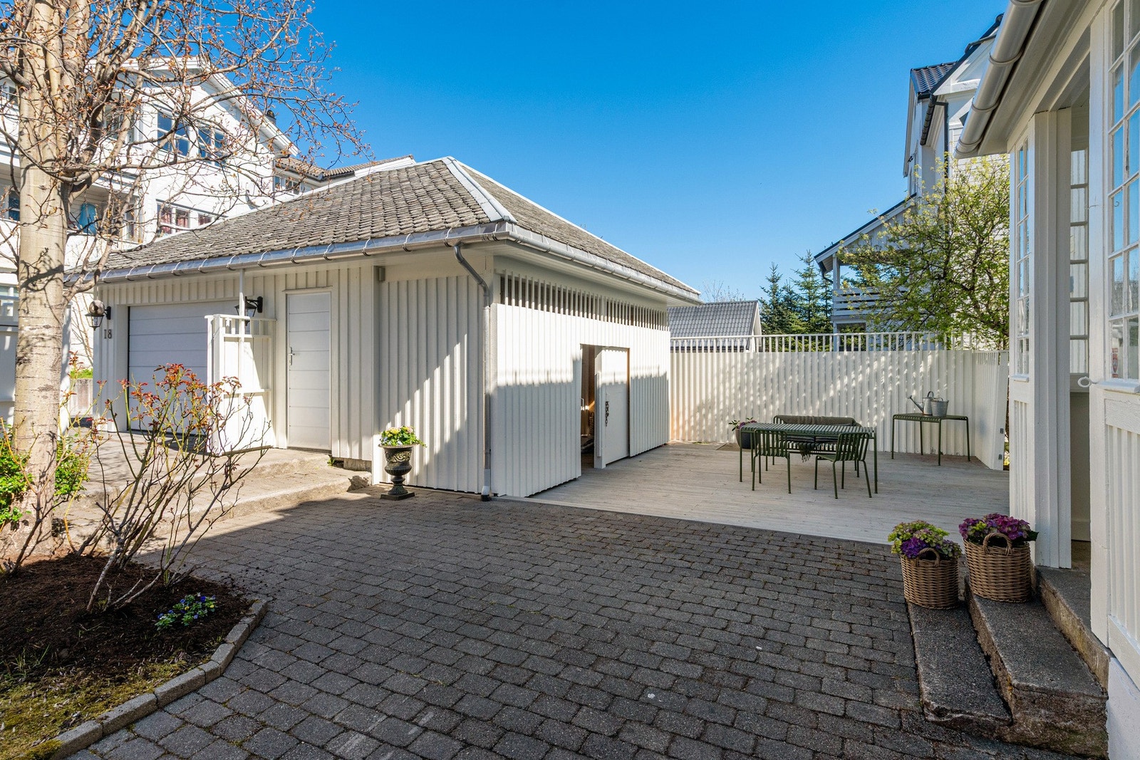 Eiendommen har en svært hyggelig bakgård. På sommerstid har man kveldssol her. Galleribilde