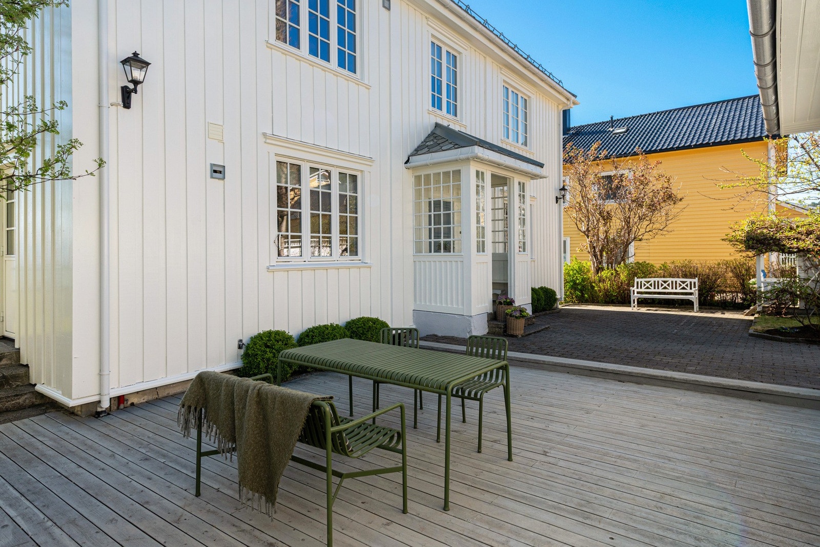 Bakgården har flere, fine soner. Galleribilde