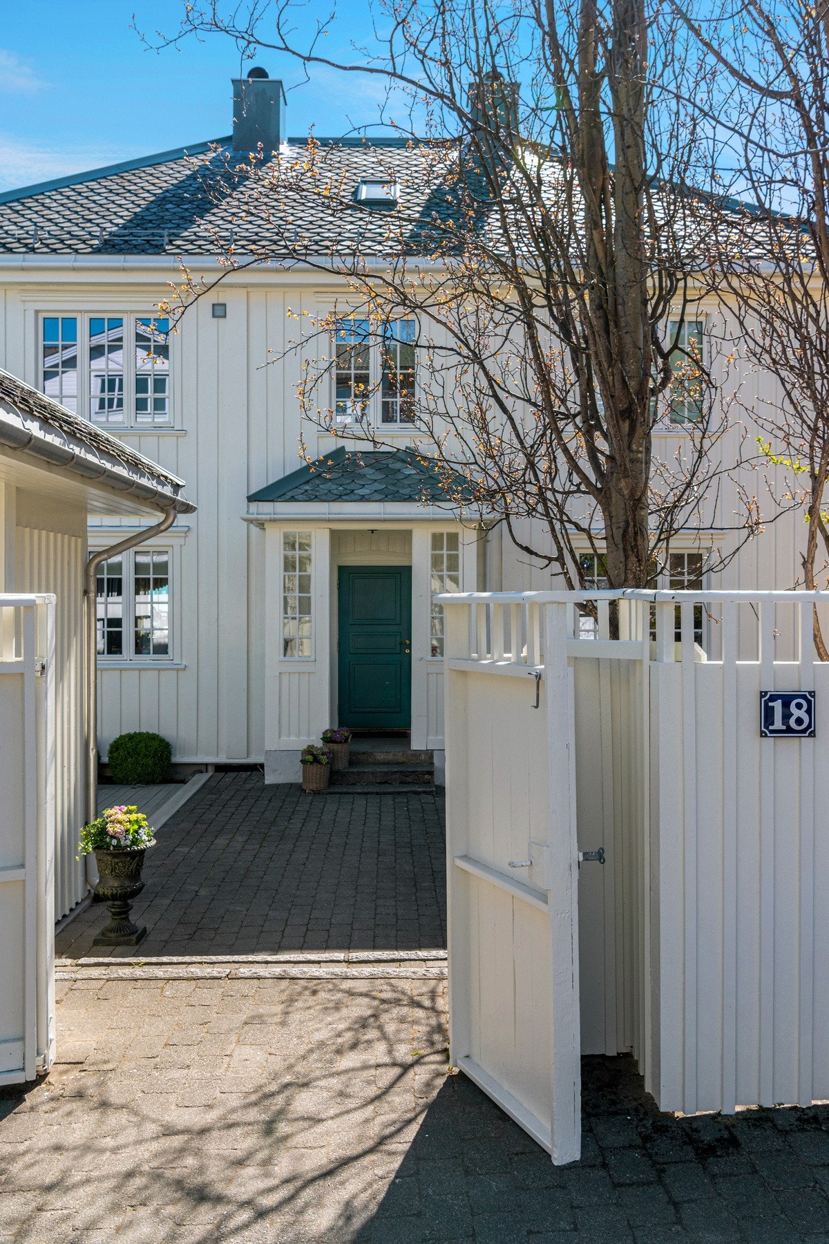Det er etablert gjerde og port som skjerming til bakgården. Galleribilde
