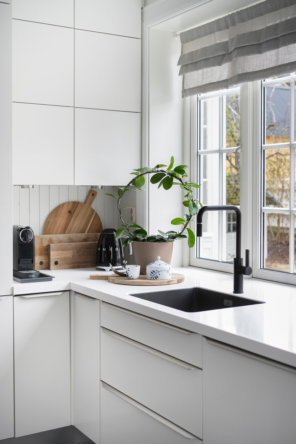 Kjøkkenet har corian benkeplate. Galleribilde