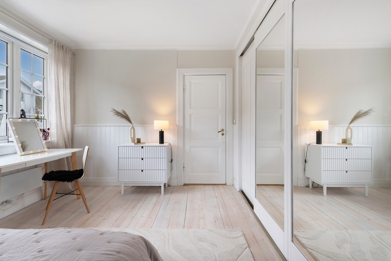 Soverom nr. 4 har praktisk skyvedørsgarderobe. Galleribilde