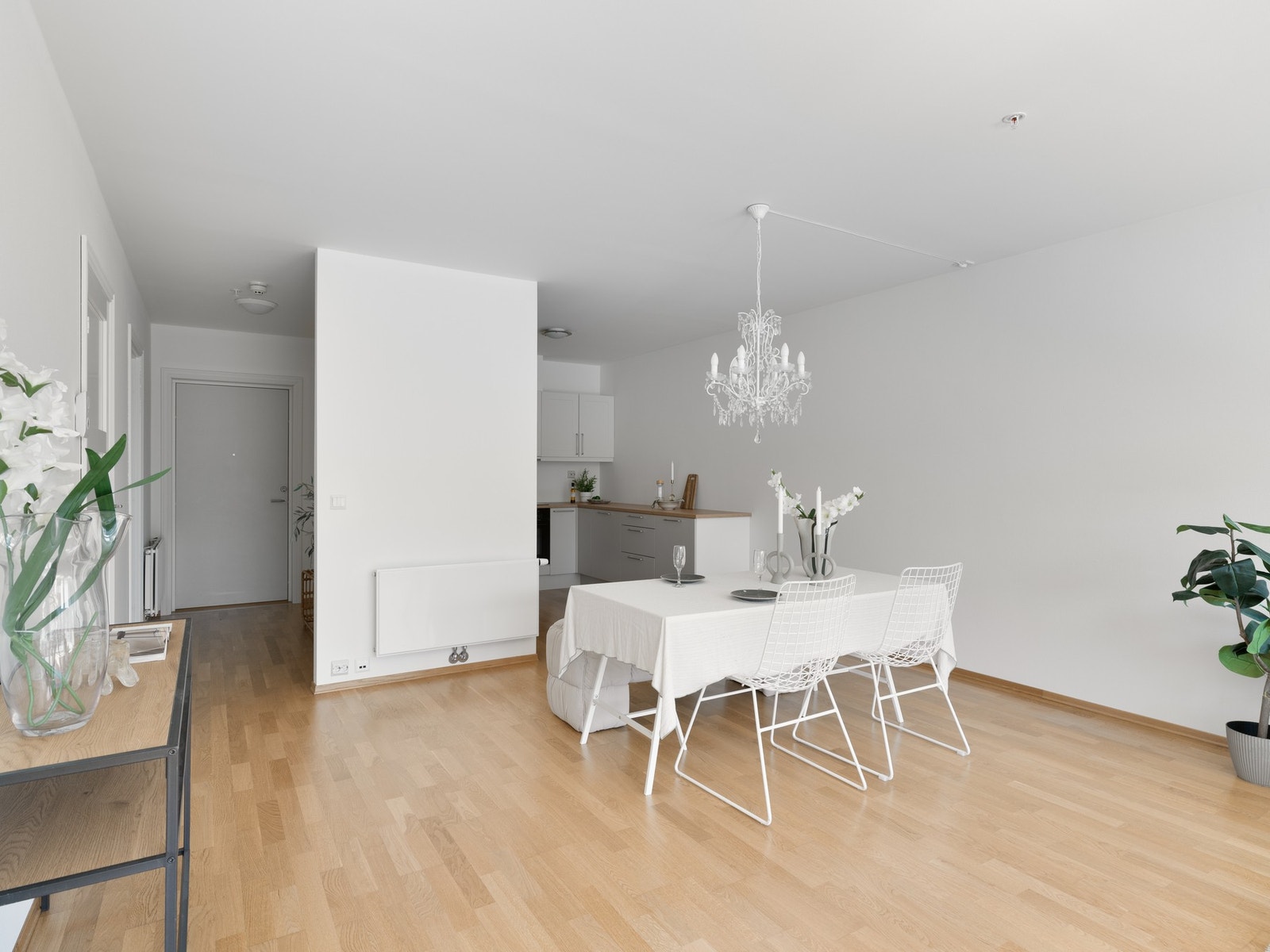 Kjøkkeninnredning med profilerte fronter og laminert benkeplate. Galleribilde