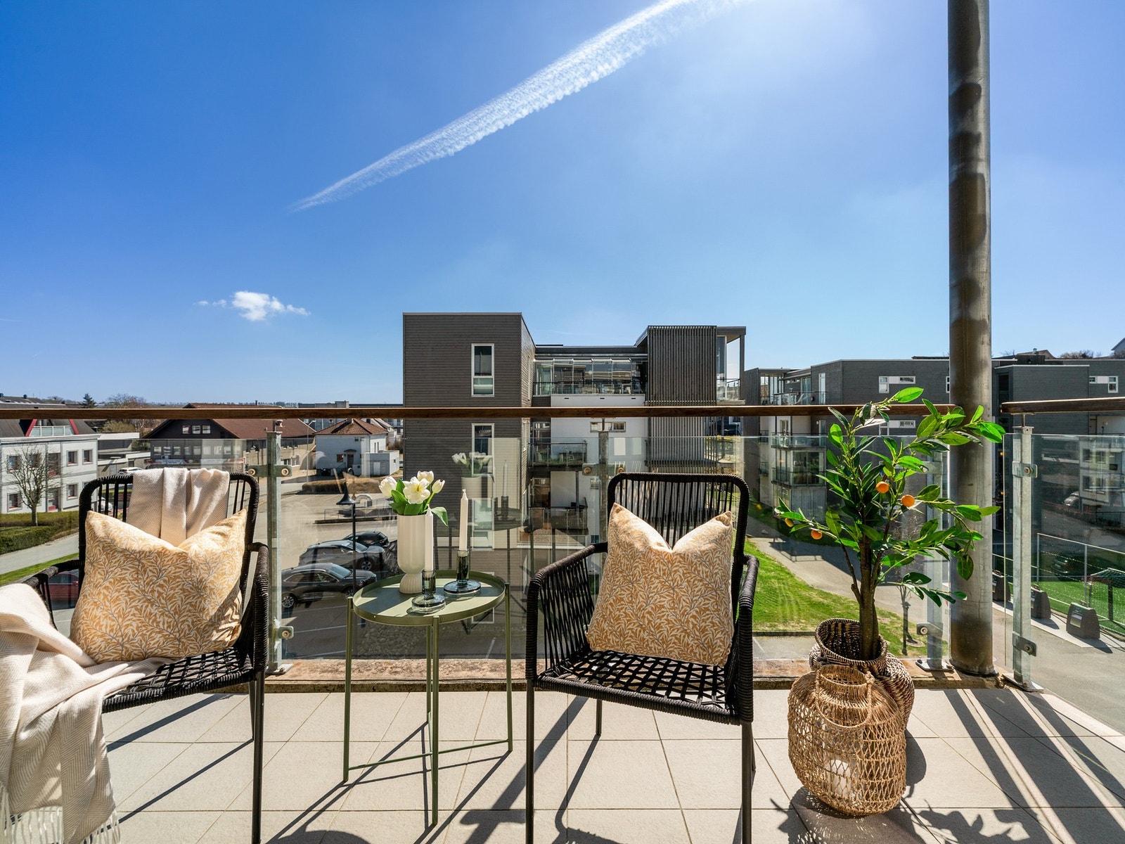 Balkongen har god plass til diverse planter. Galleribilde