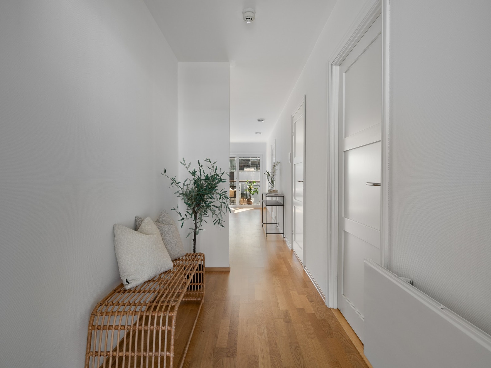 Rommet har plass til oppheng av sko og yttertøy. Galleribilde