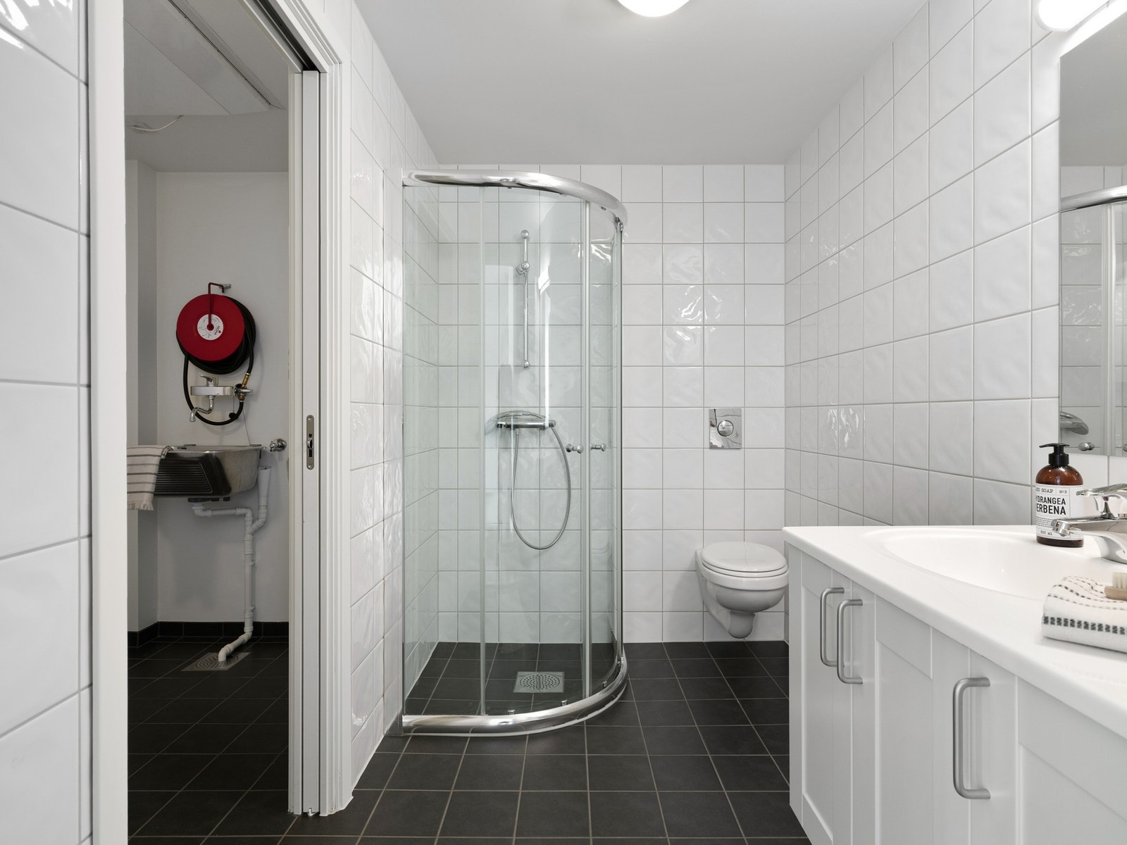 Av våtrom har leiligheten et bad/vaskerom. Galleribilde