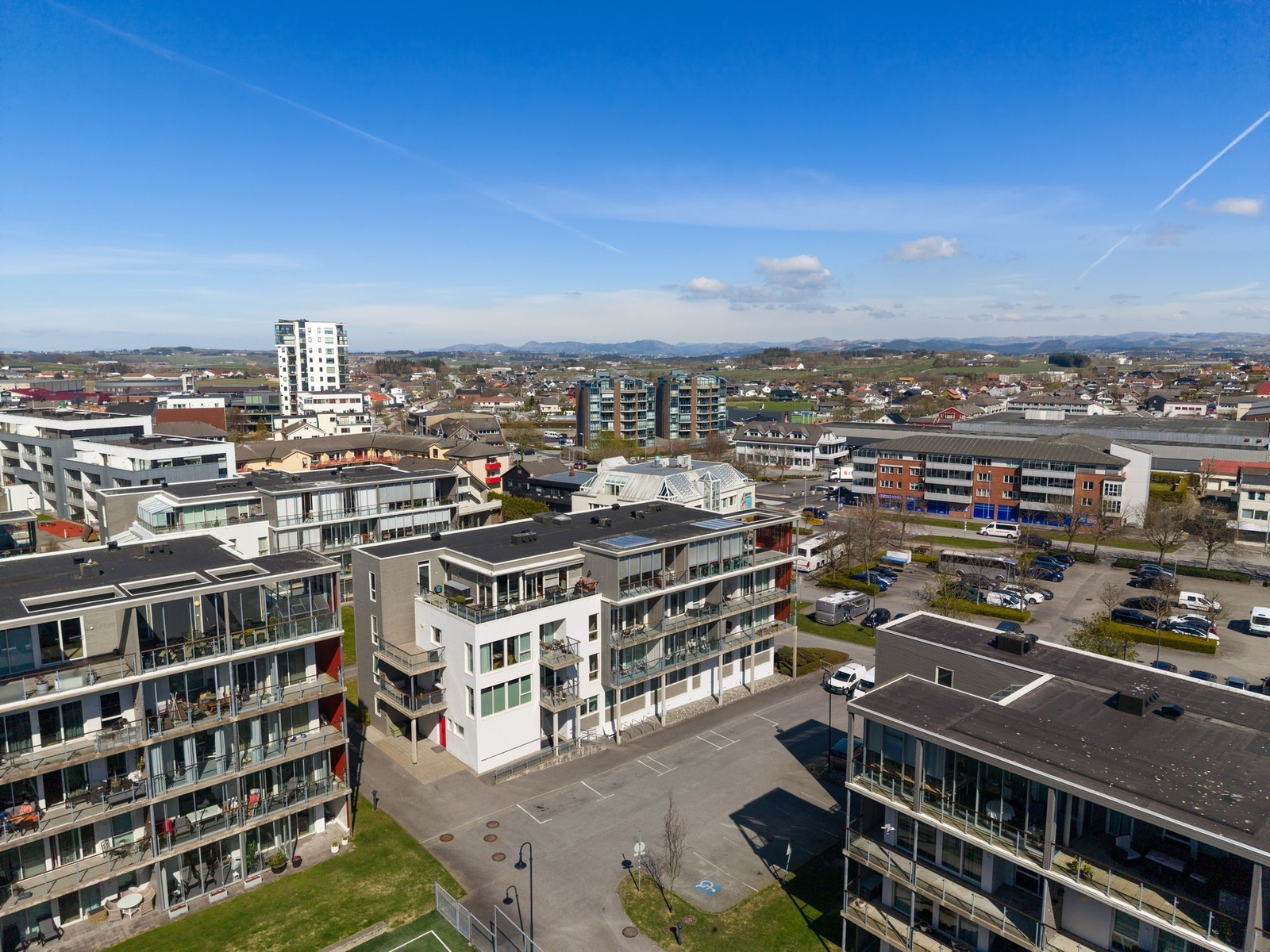 Dagligvarehandelen Rema 1000 som nærmeste nabo, bank, tannlege, fysioterapeut/kiropraktor og Klepp kirke. Kiwi, Ditt apotek, Coop m.m ligger alle også i nærområdet i Klepp sentrum. Galleribilde
