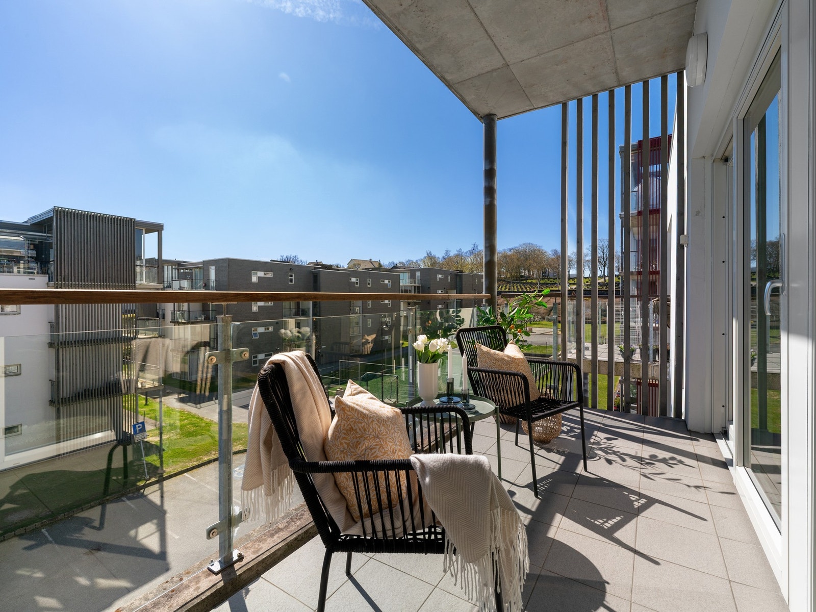 Fra stuen er det utgang til en flott balkong med plass til utemøbler. Galleribilde