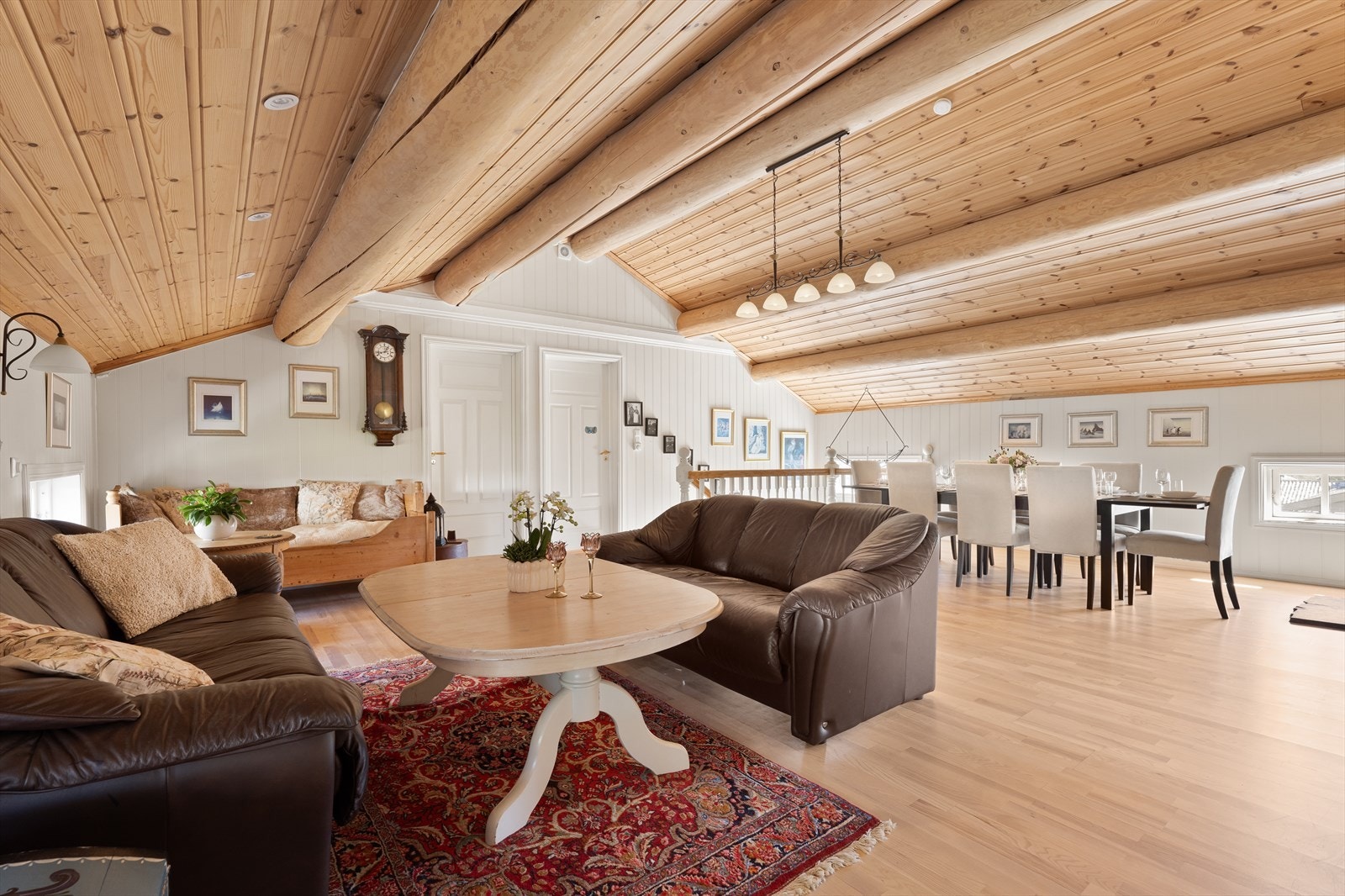 Dette er et stort og allsidig rom med plass til både sofagruppe og spisebord. Galleribilde
