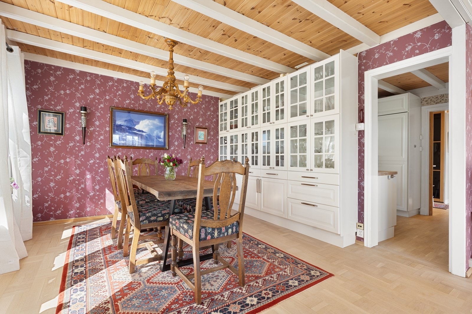 Spisestuen har god plass til langbord og er et naturlig bindeledd mellom stuene og kjøkkenet. Galleribilde