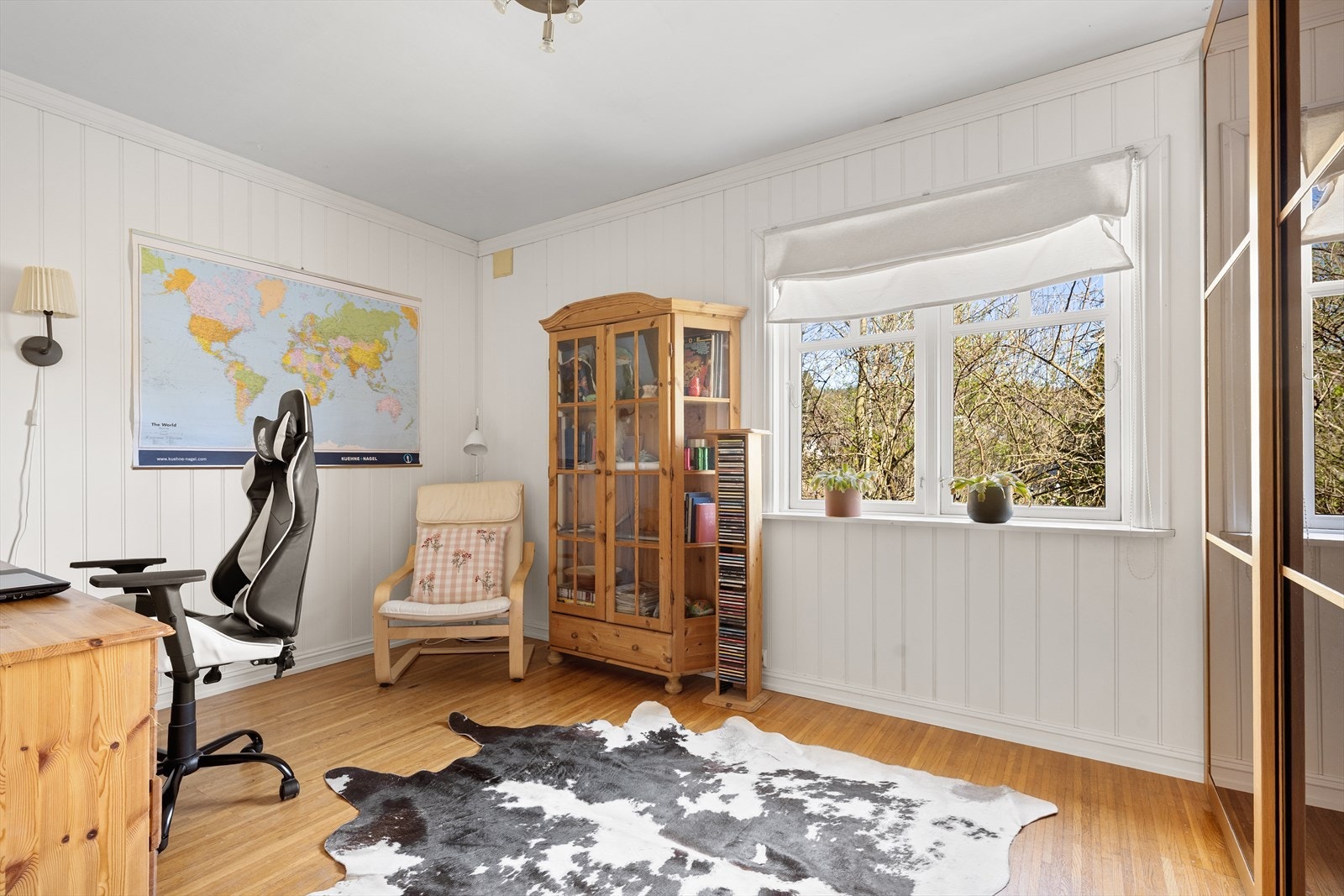 Det andre rommet i etasjen er i dag innredet som et romslig kontor. Galleribilde
