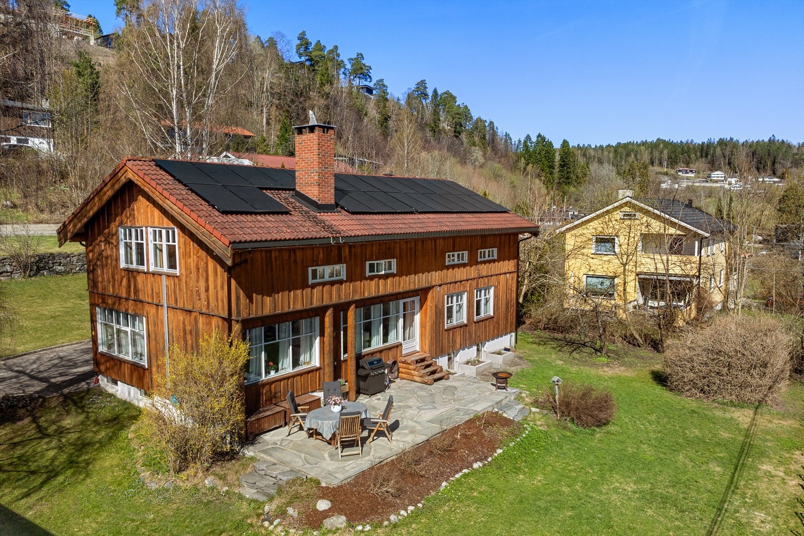 Enebolig med tomt på over 1,4 mål og er utstyrt med solcelleanlegg på både bolig- og garasjetak, som bidrar til lavere strømkostnader. Galleribilde