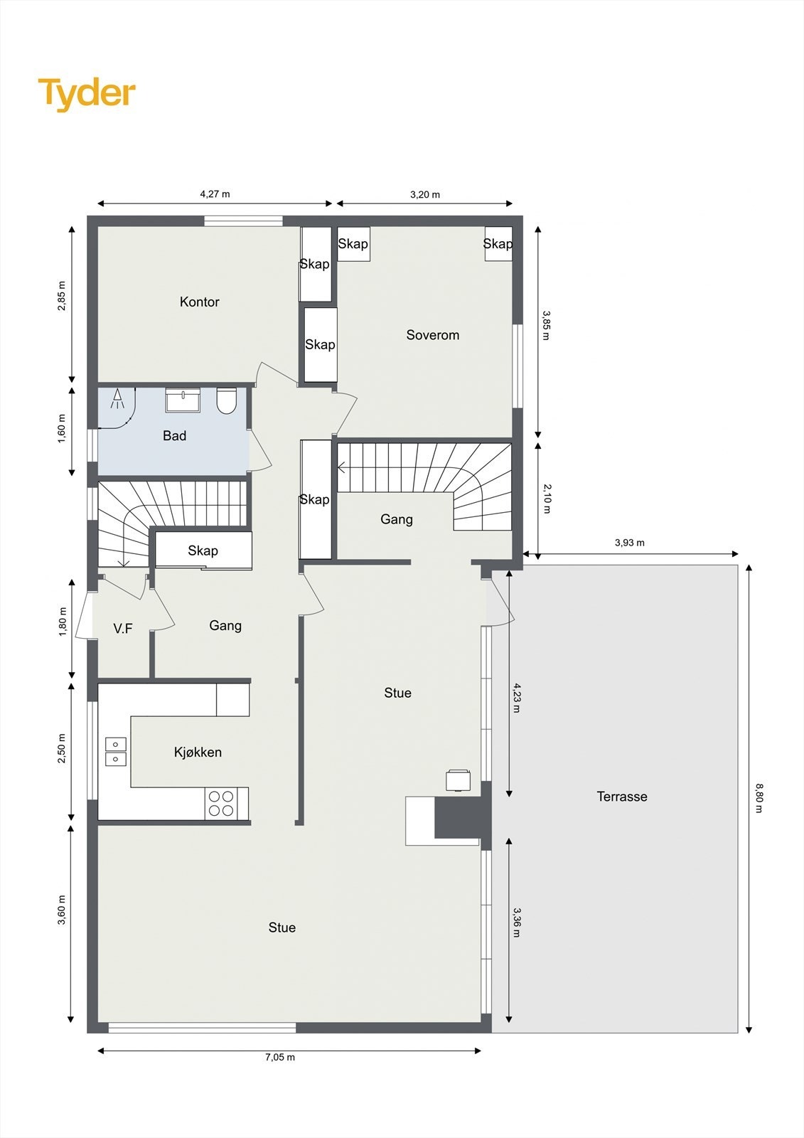 Første etasje har en familievennlig planløsning med kjøkken, flere stuer, bad og to soverom. Herfra er det direkte utgang til en stor terrasse. (I 1. etasje er et rom som er byggesøkt som soverom, i dag i bruk som trapperom) Galleribilde