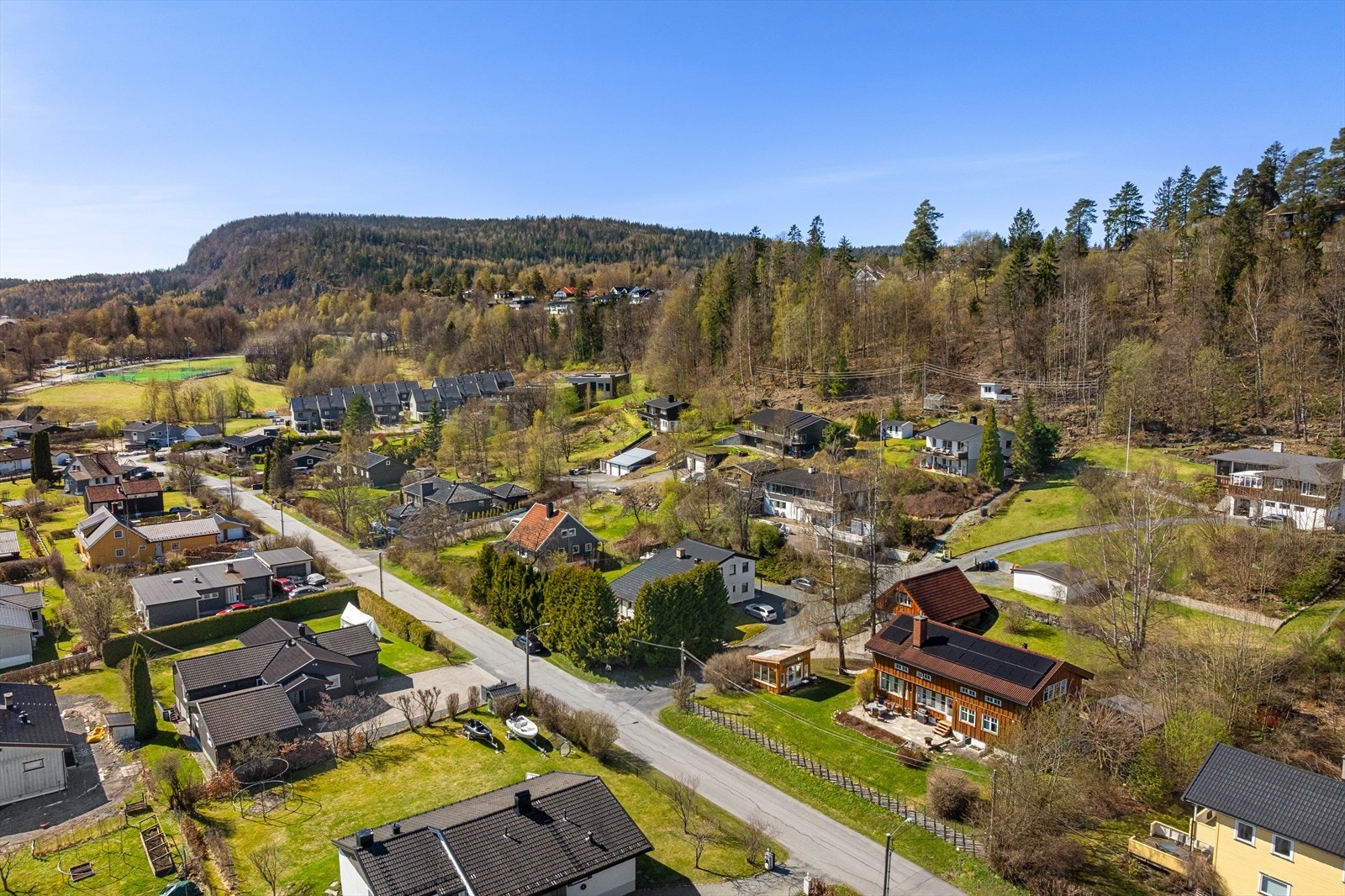 Området er preget av etablert villabebyggelse og nærhet til skog og mark. Galleribilde