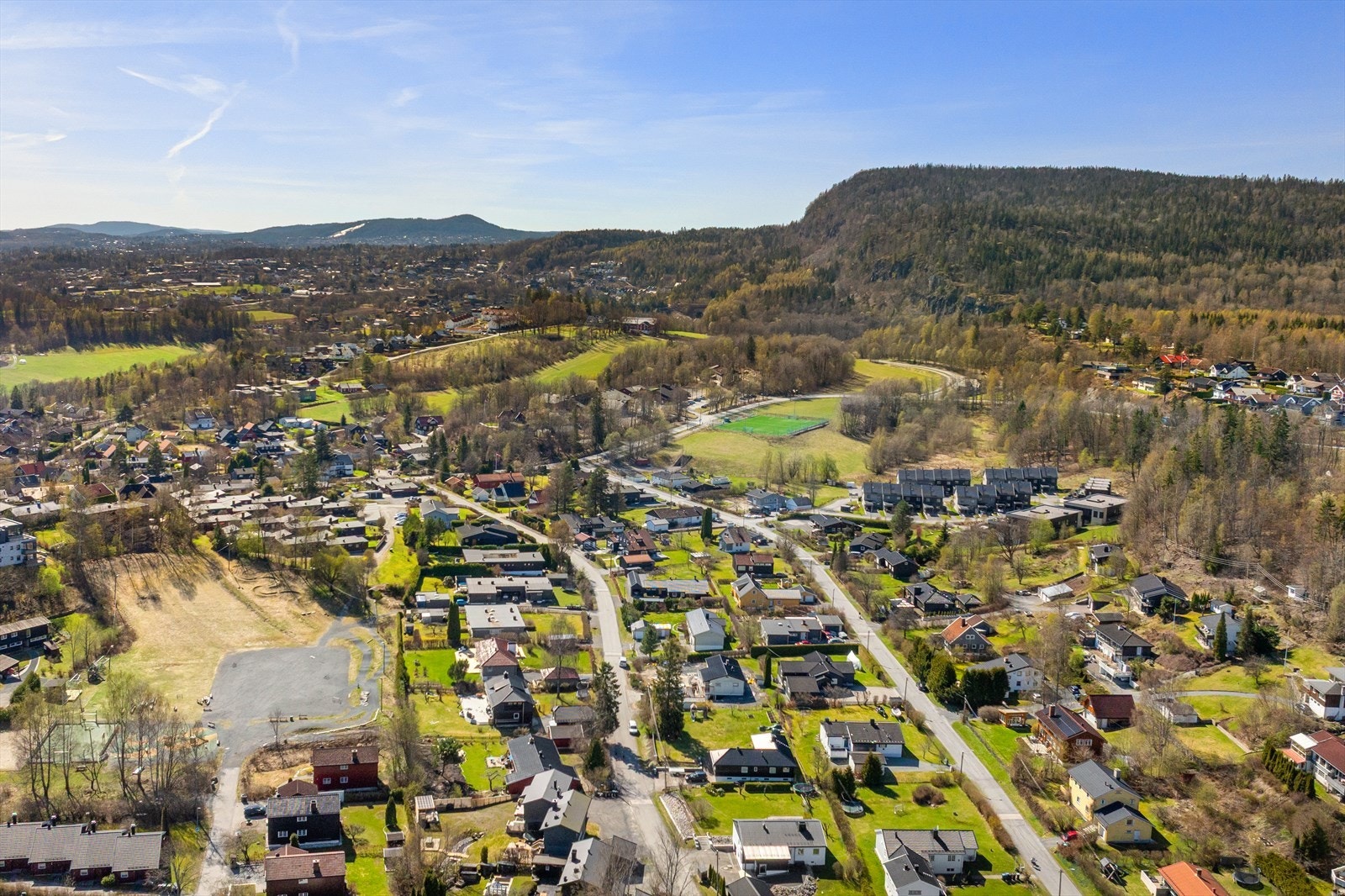 Fra eiendommen er det kort vei til Billingstad stasjon, med hyppige avganger mot Oslo og Drammen. Galleribilde