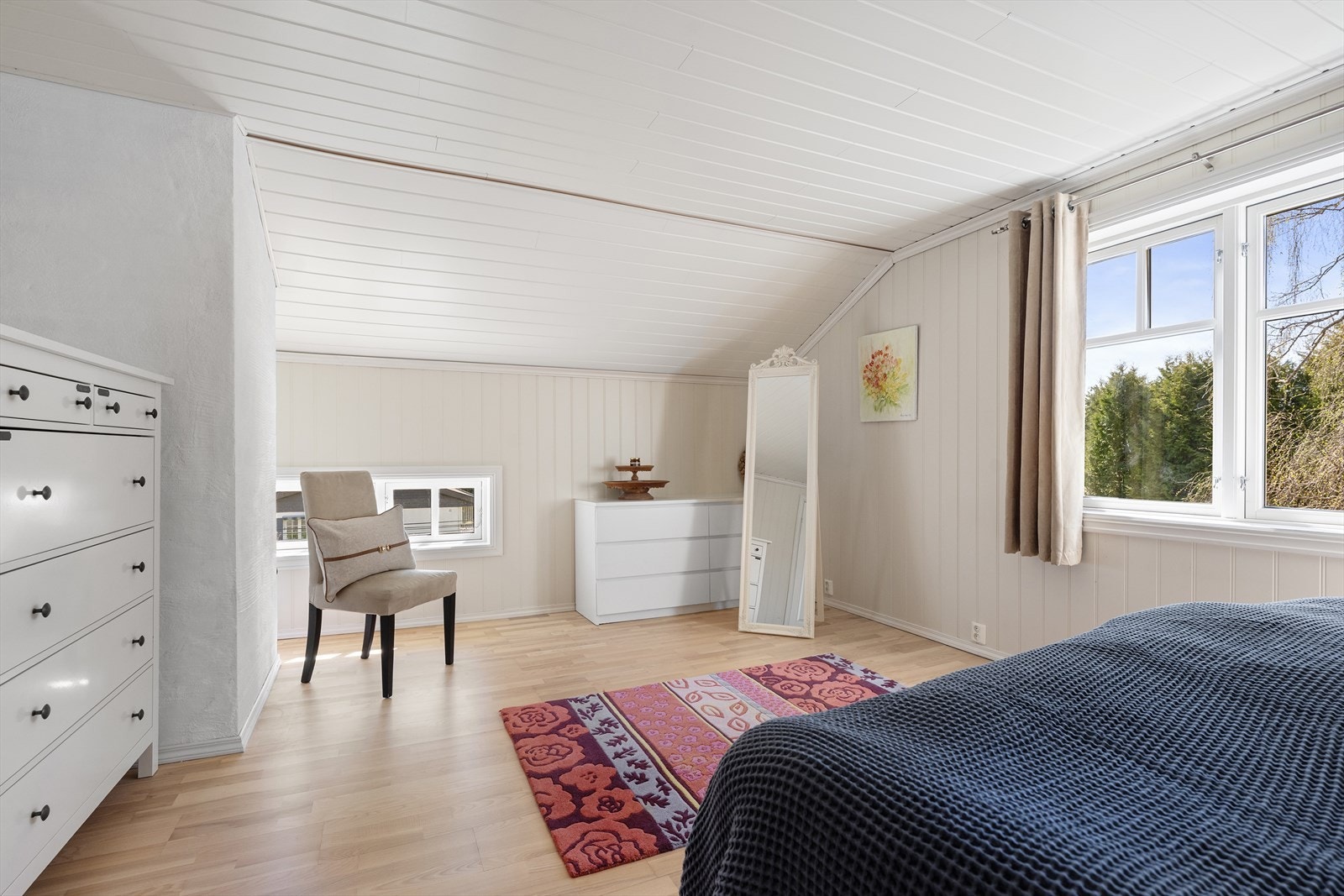 Rommet har vegger med MDF-panelplater og trepanel i himlingen. Galleribilde