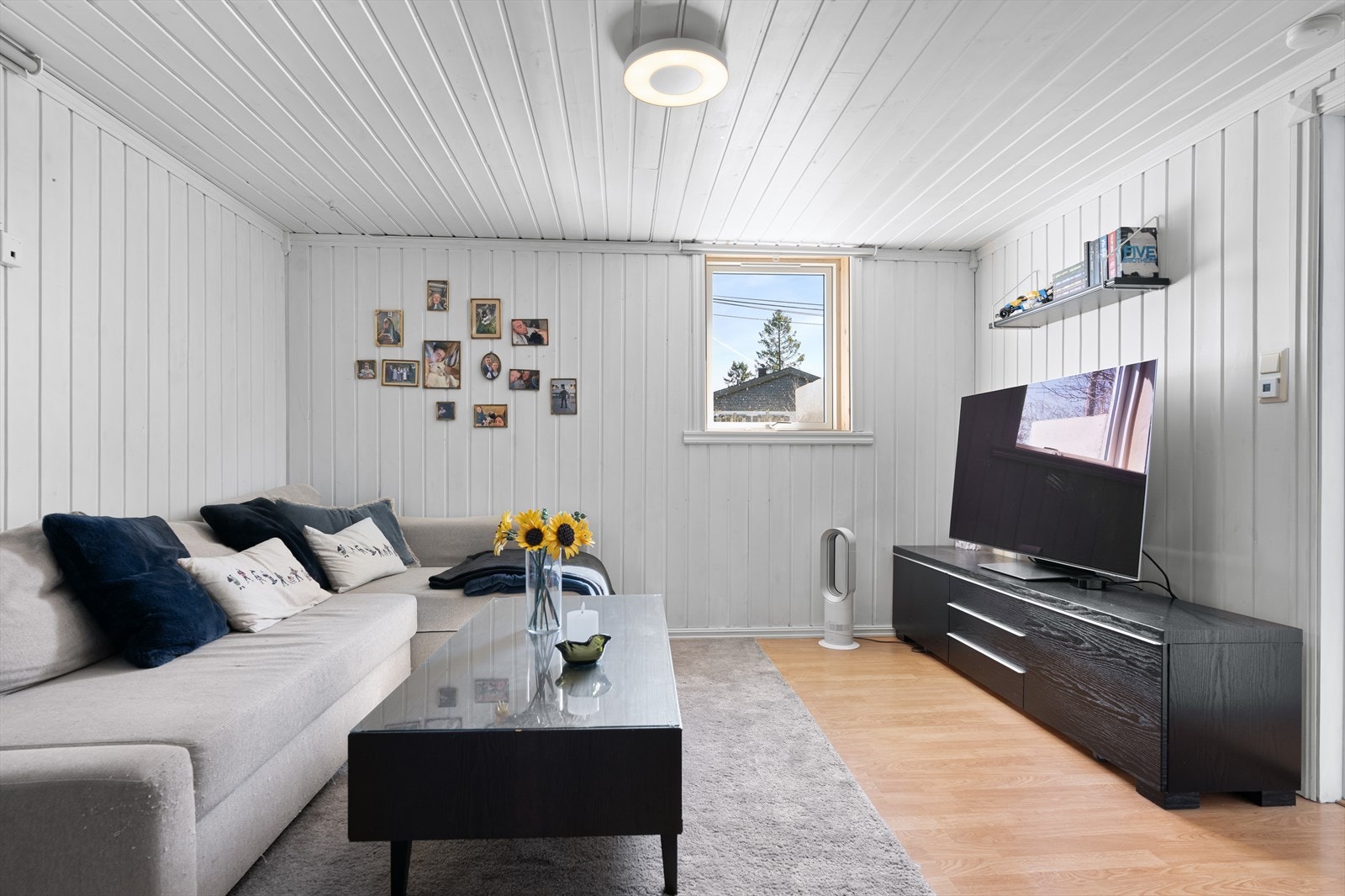 Innredet rom i kjelleren med laminatgulv. Galleribilde