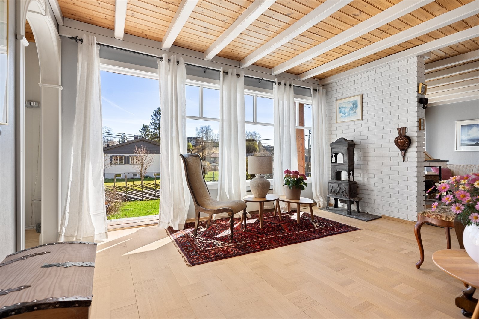 Store vindusflater og utgang til terrassen visker ut skillet mellom inne og ute. Galleribilde