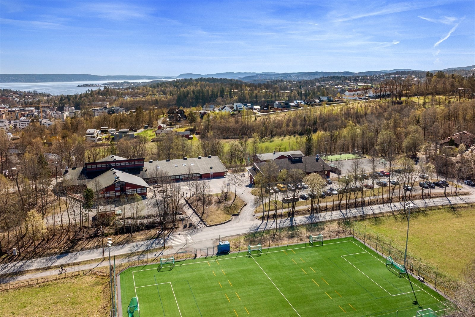 Billingstad skole (1-7 trinn) ligger kun 600 meter fra boligen. Galleribilde