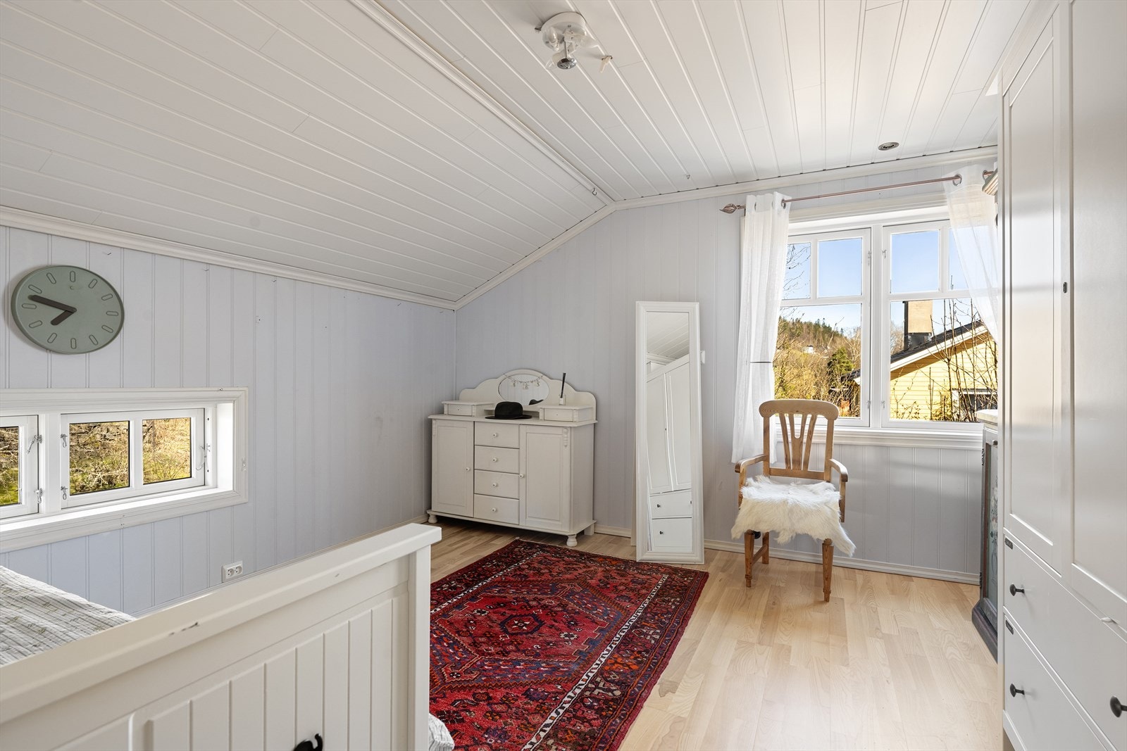 Et av de andre soverommene i etasjen, med plass til seng og garderobeløsning. Galleribilde